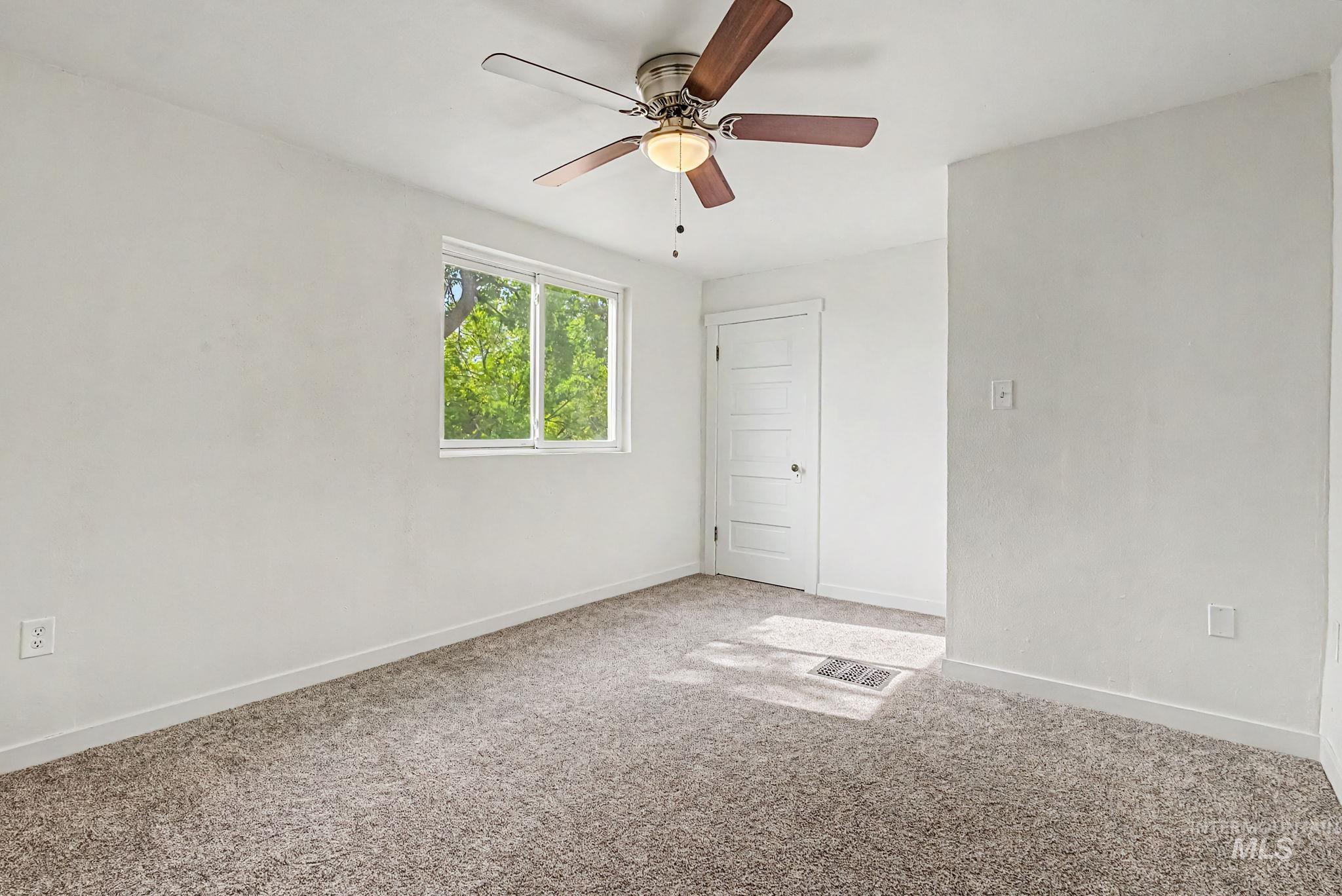 621 S Borchers Lane Property Photo 31