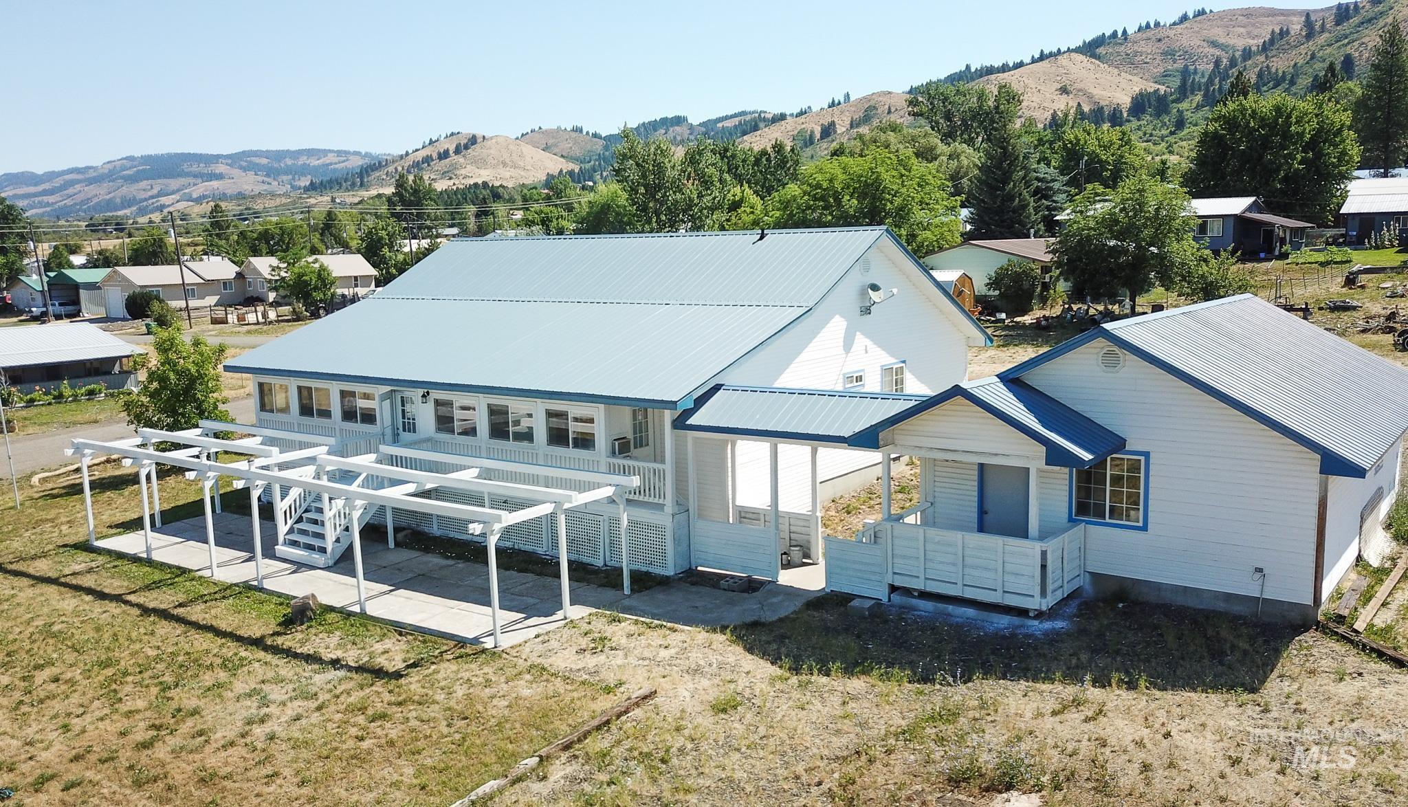 605 California Ave Property Photo 1