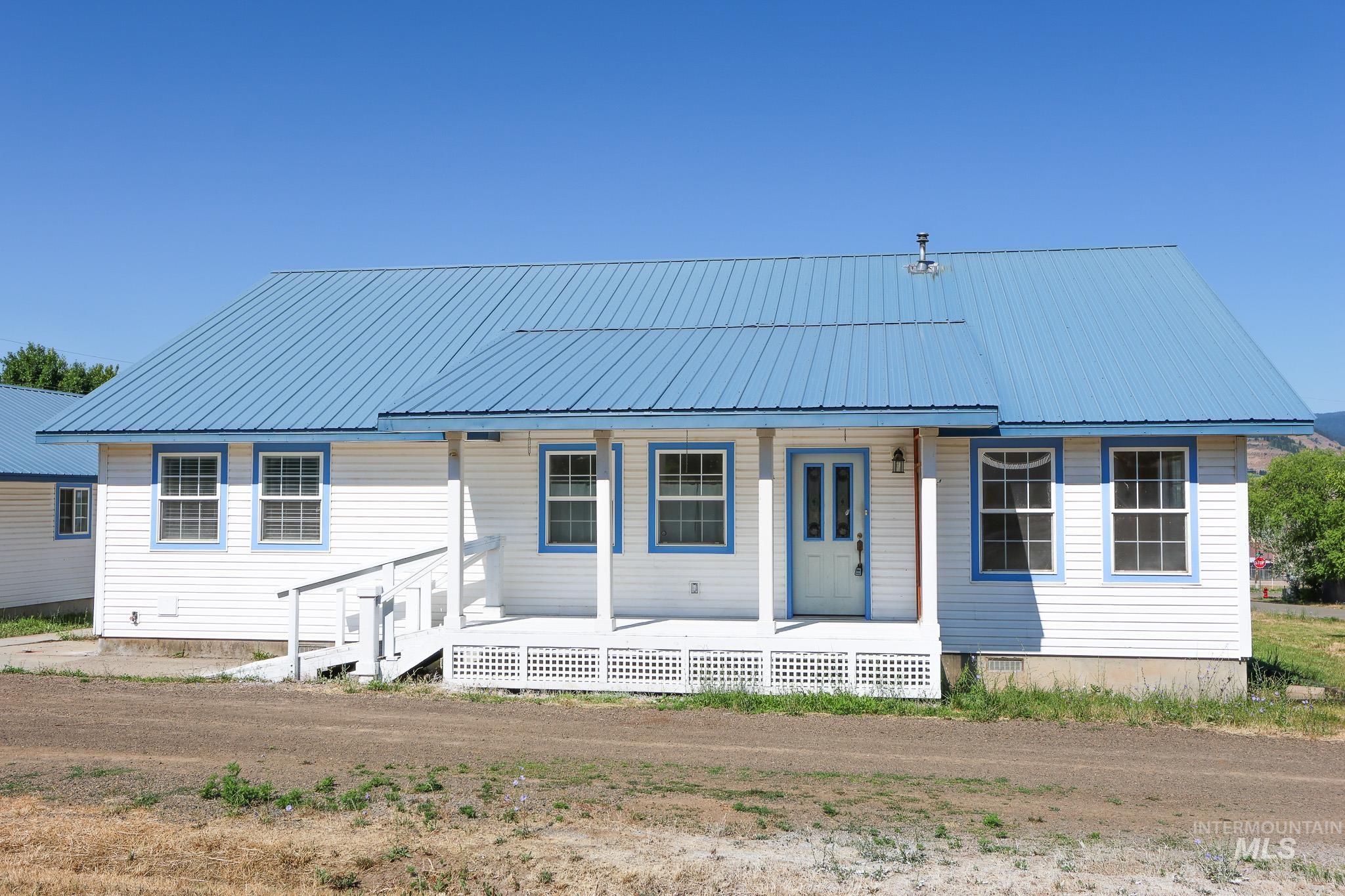 605 California Ave Property Photo 4