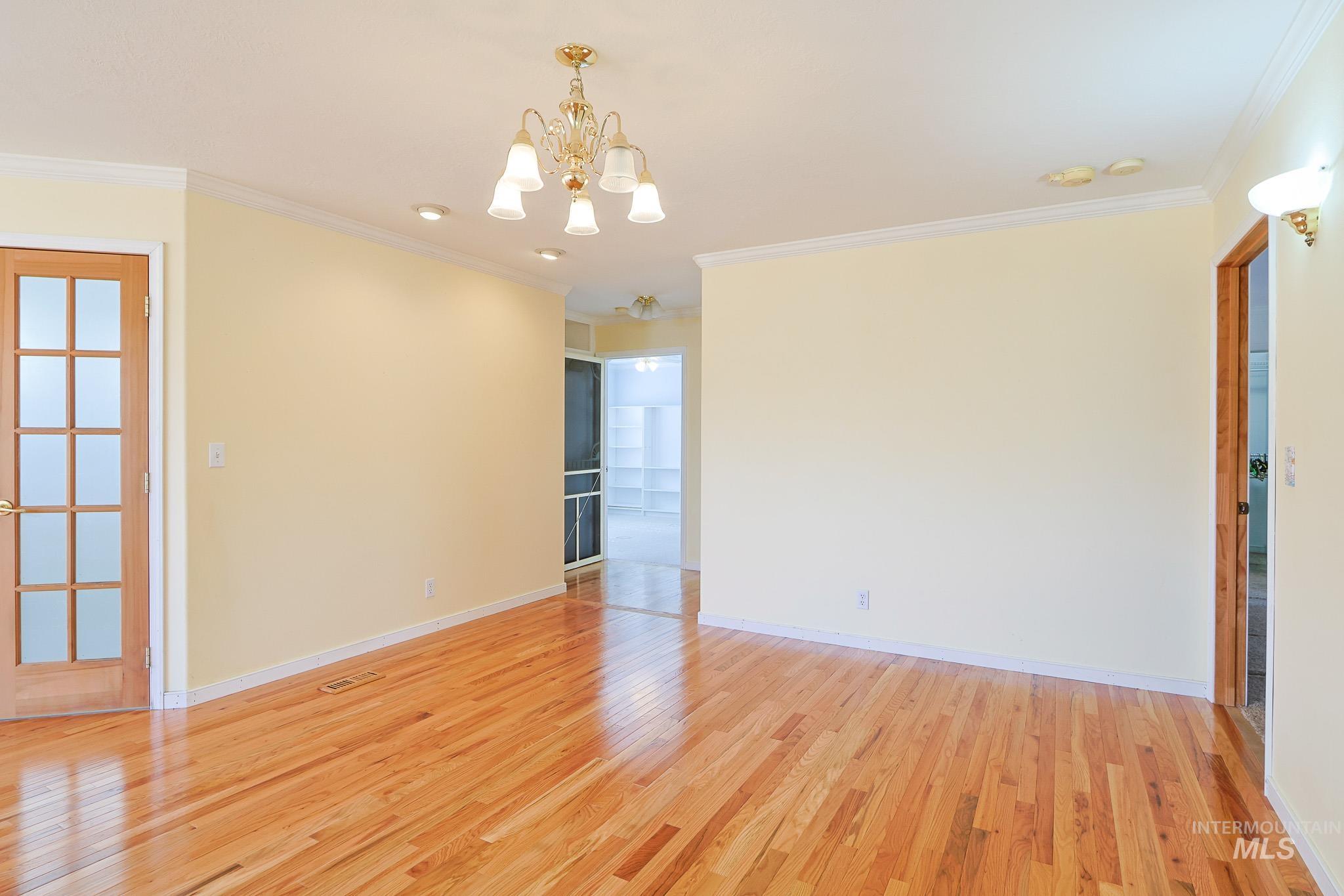 605 California Ave Property Photo 6