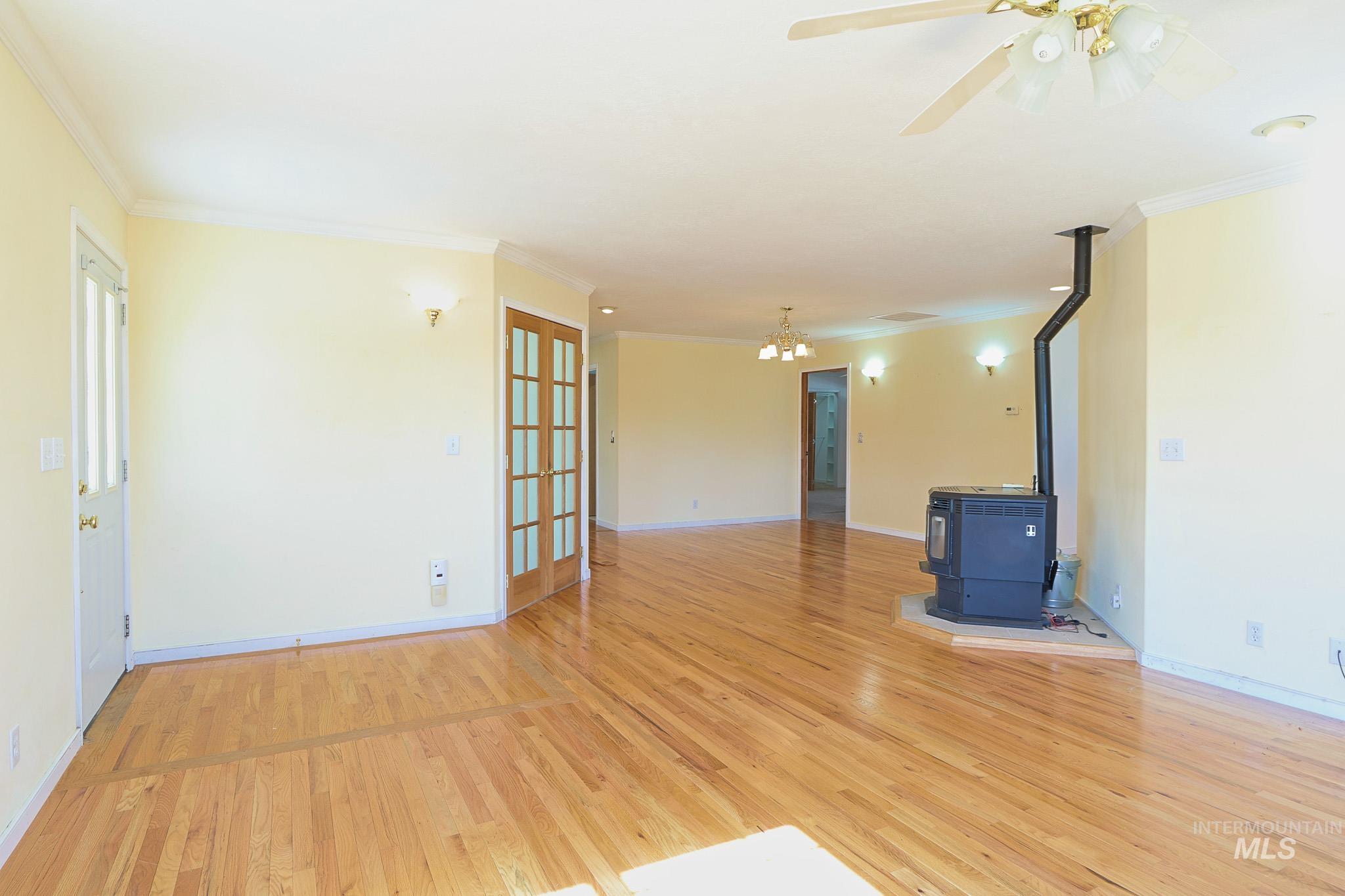 605 California Ave Property Photo 8