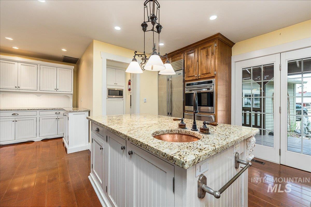 10060 W Rolling Hills Dr. Property Photo 7