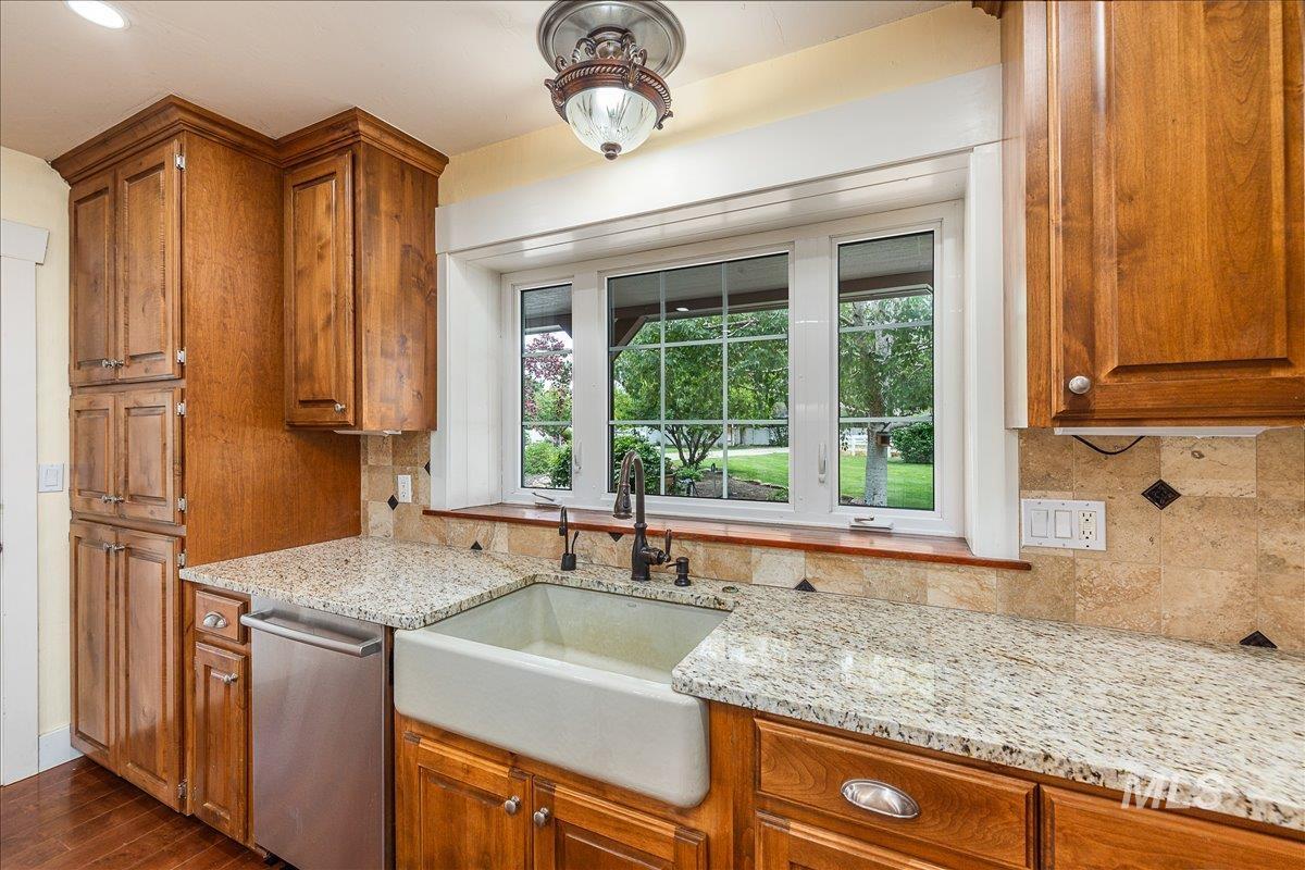 10060 W Rolling Hills Dr. Property Photo 8