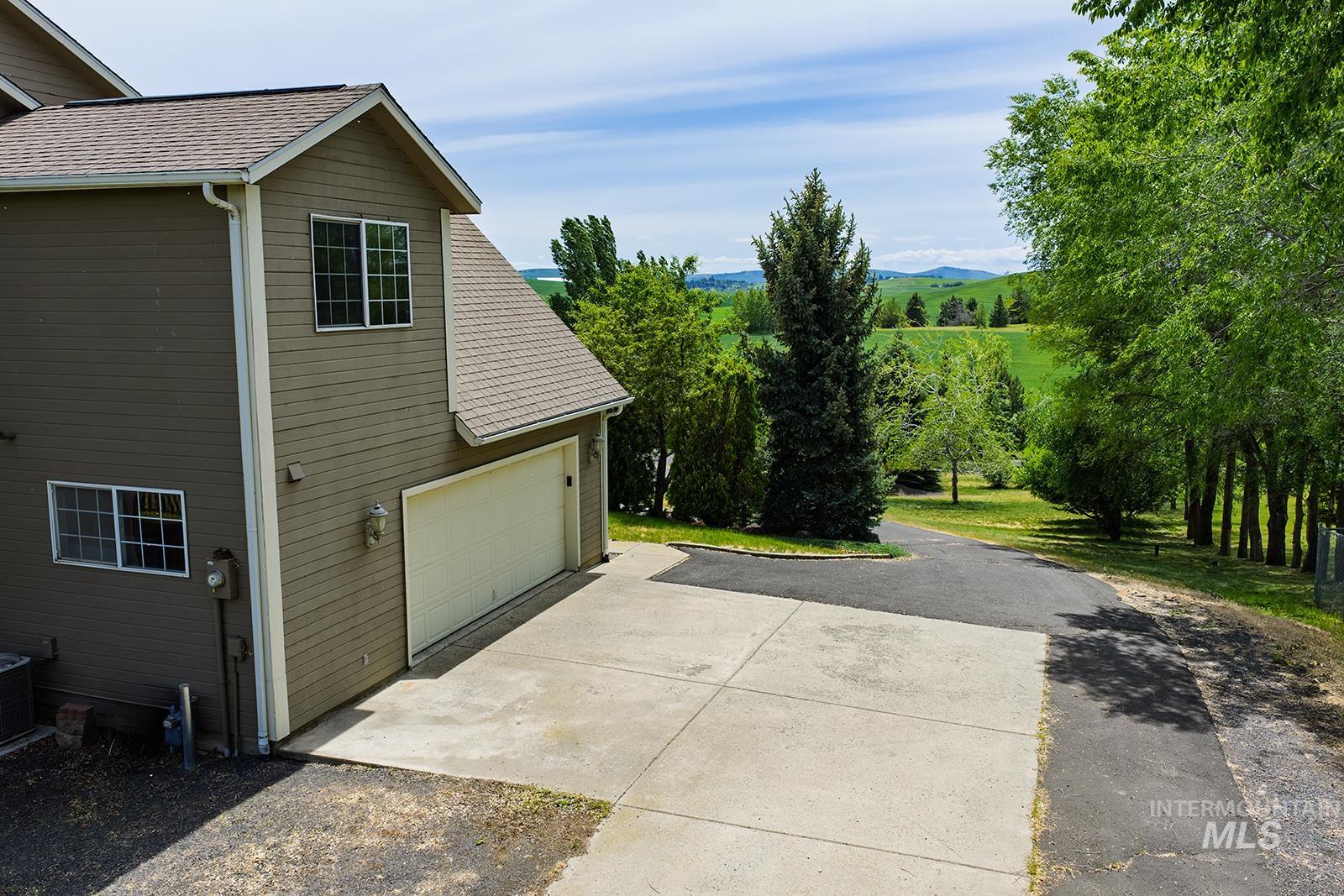 1060 Canterwood Property Photo 9