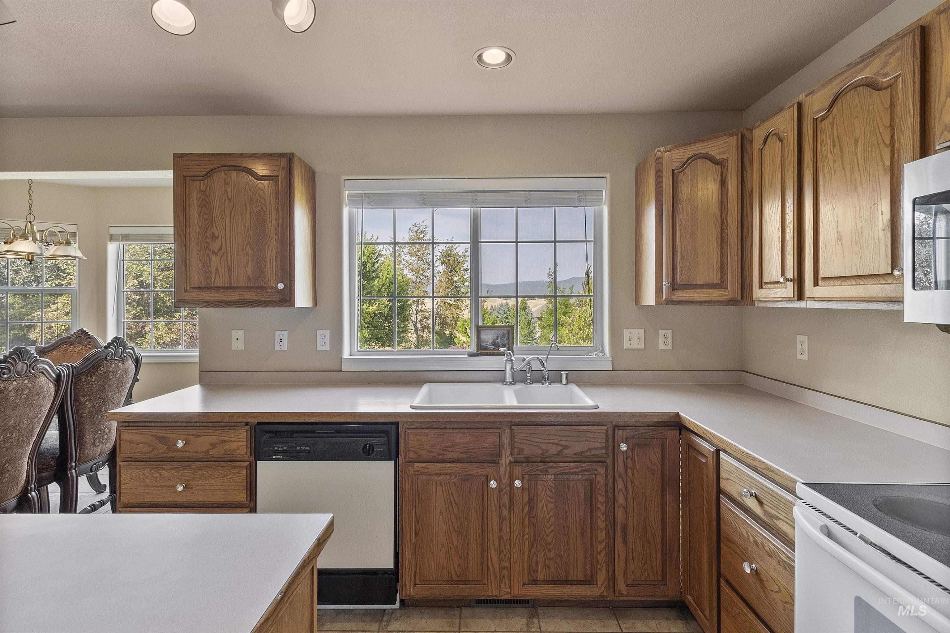 1060 Canterwood Property Photo 11