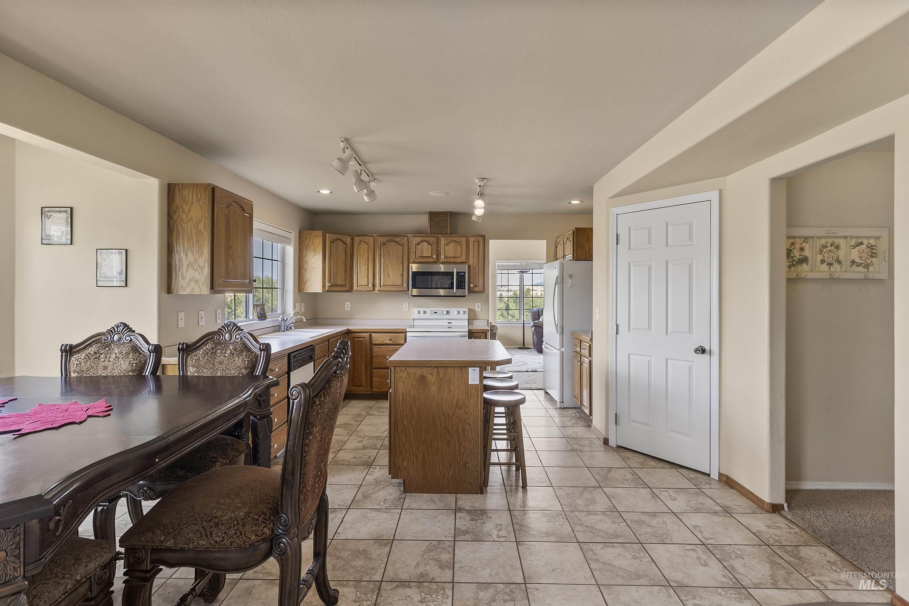 1060 Canterwood Property Photo 14
