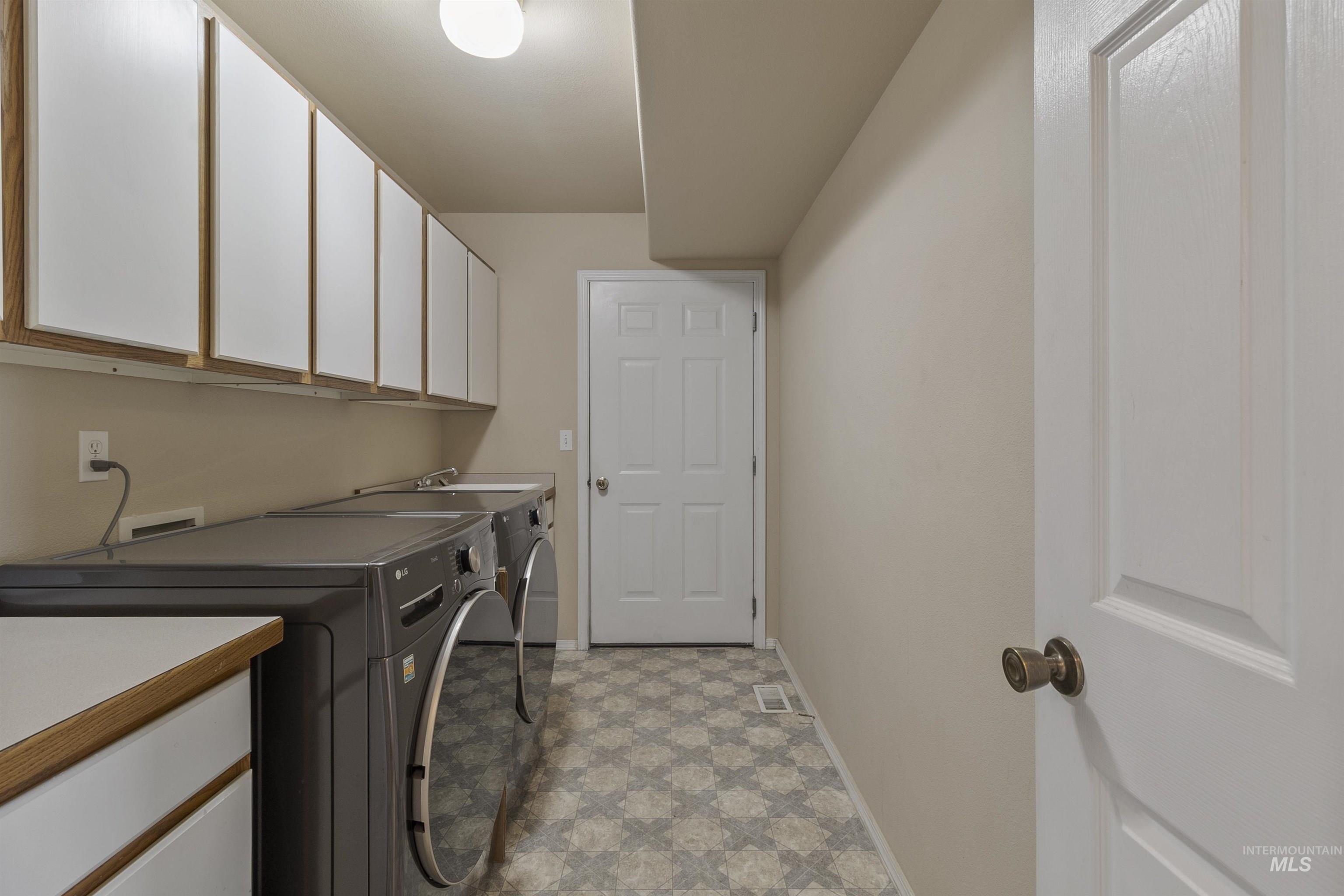 1060 Canterwood Property Photo 18