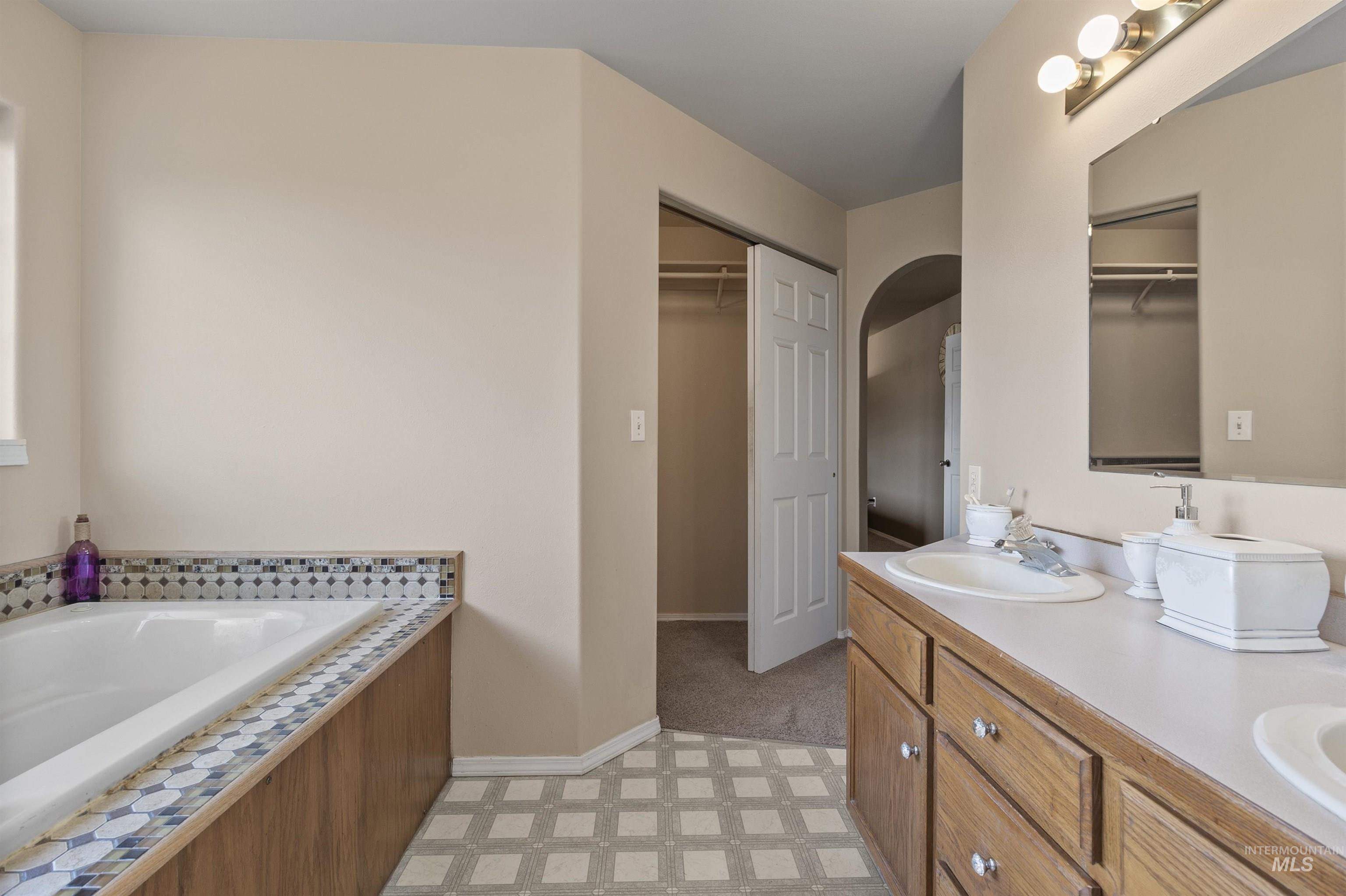 1060 Canterwood Property Photo 27