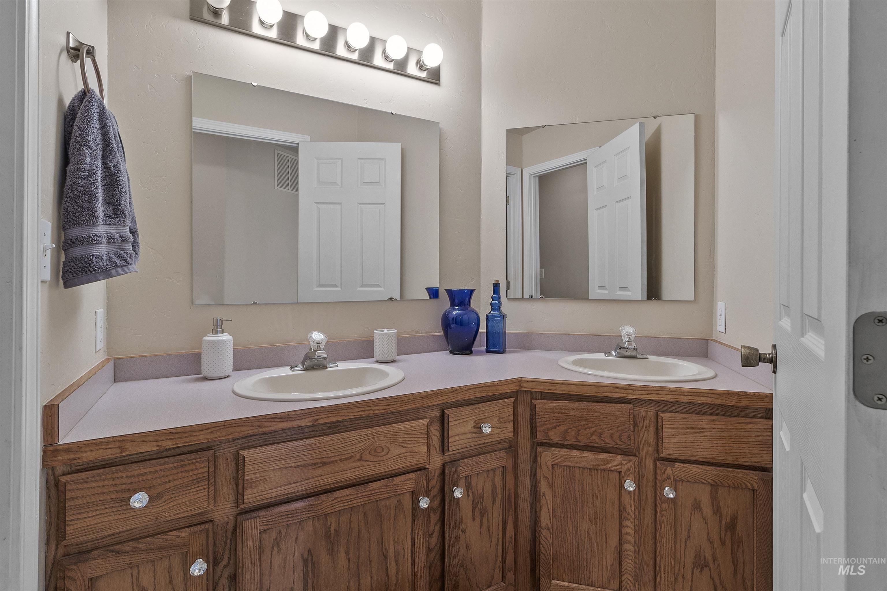1060 Canterwood Property Photo 30