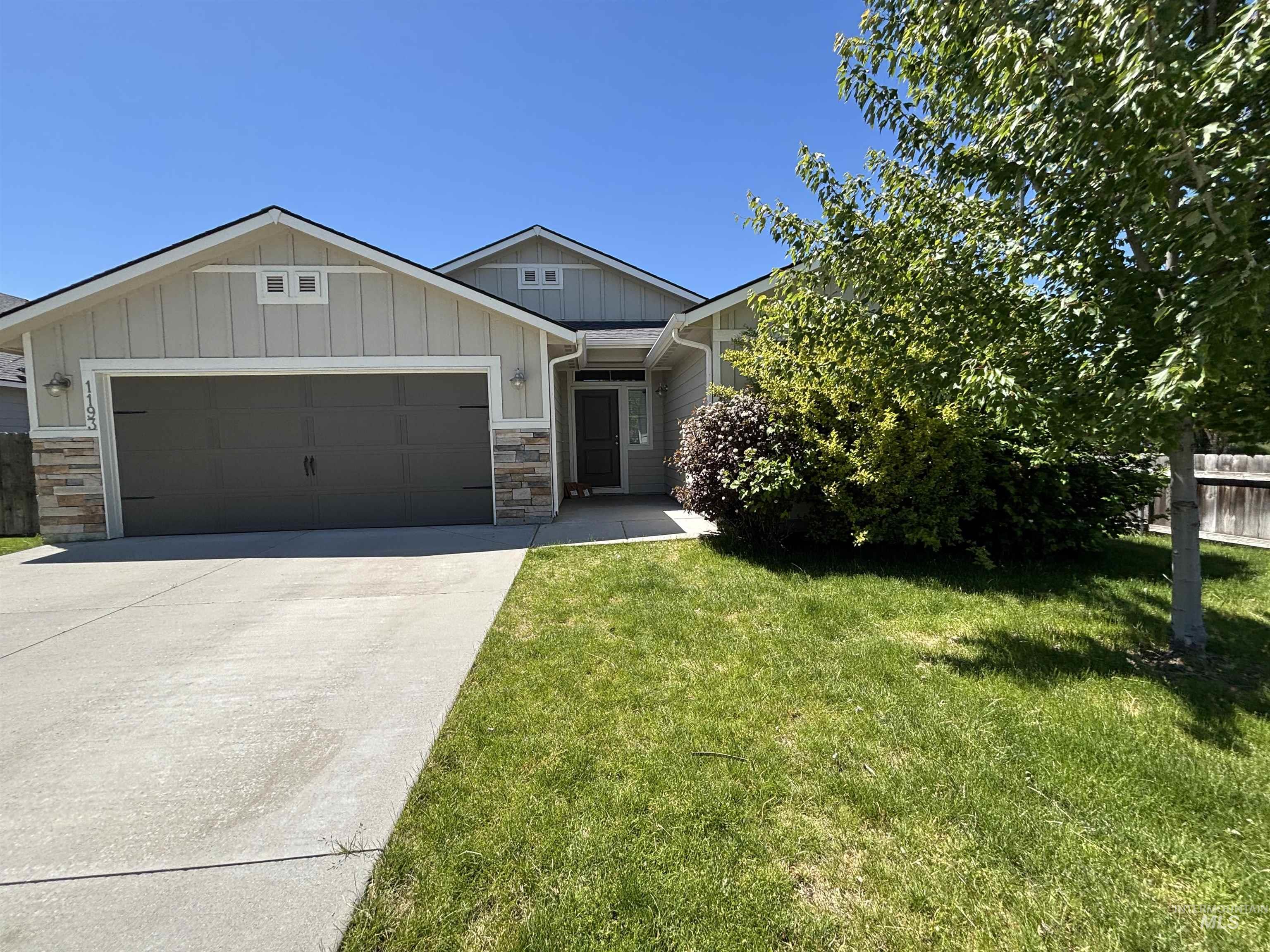 1193 W Crosswind Dr Property Photo 3