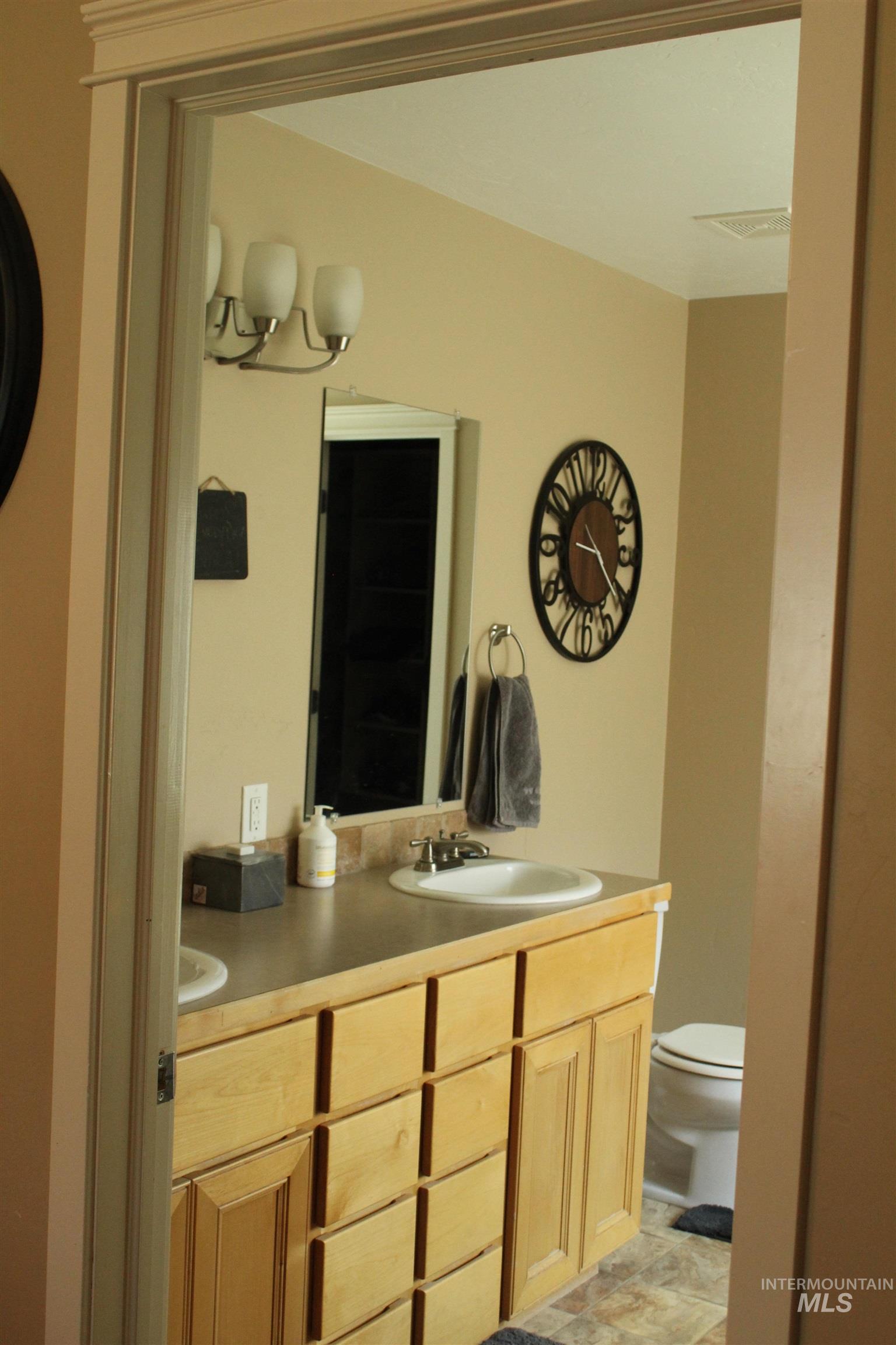 1121 Kelly Ave Property Photo 19