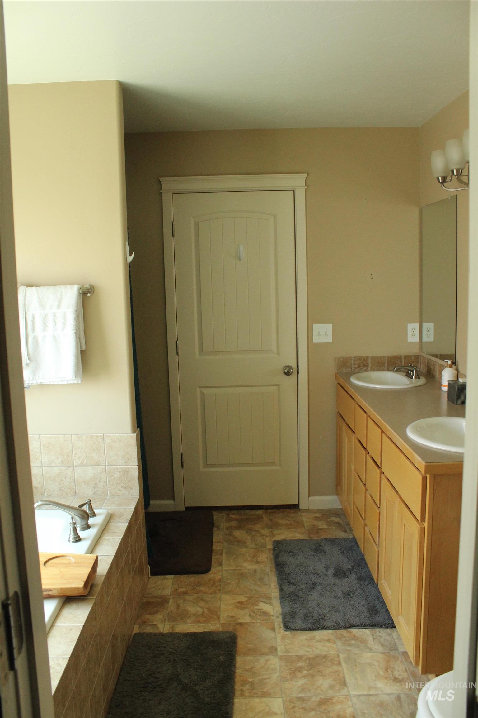 1121 Kelly Ave Property Photo 21