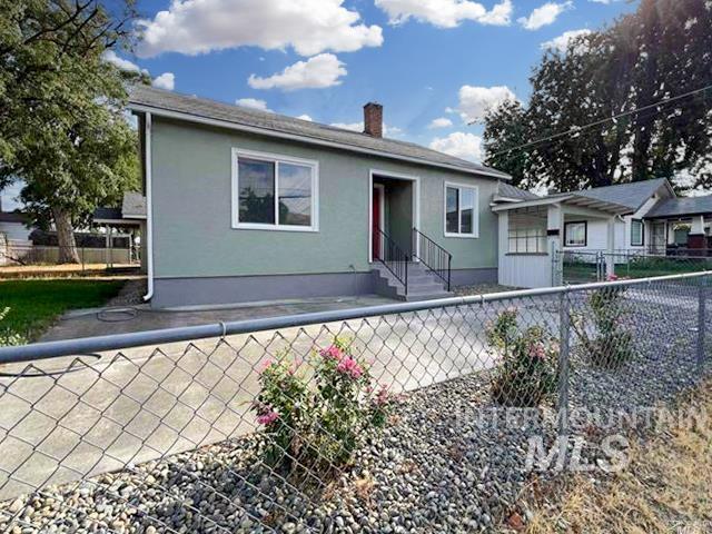 307 Elm St Property Photo 3