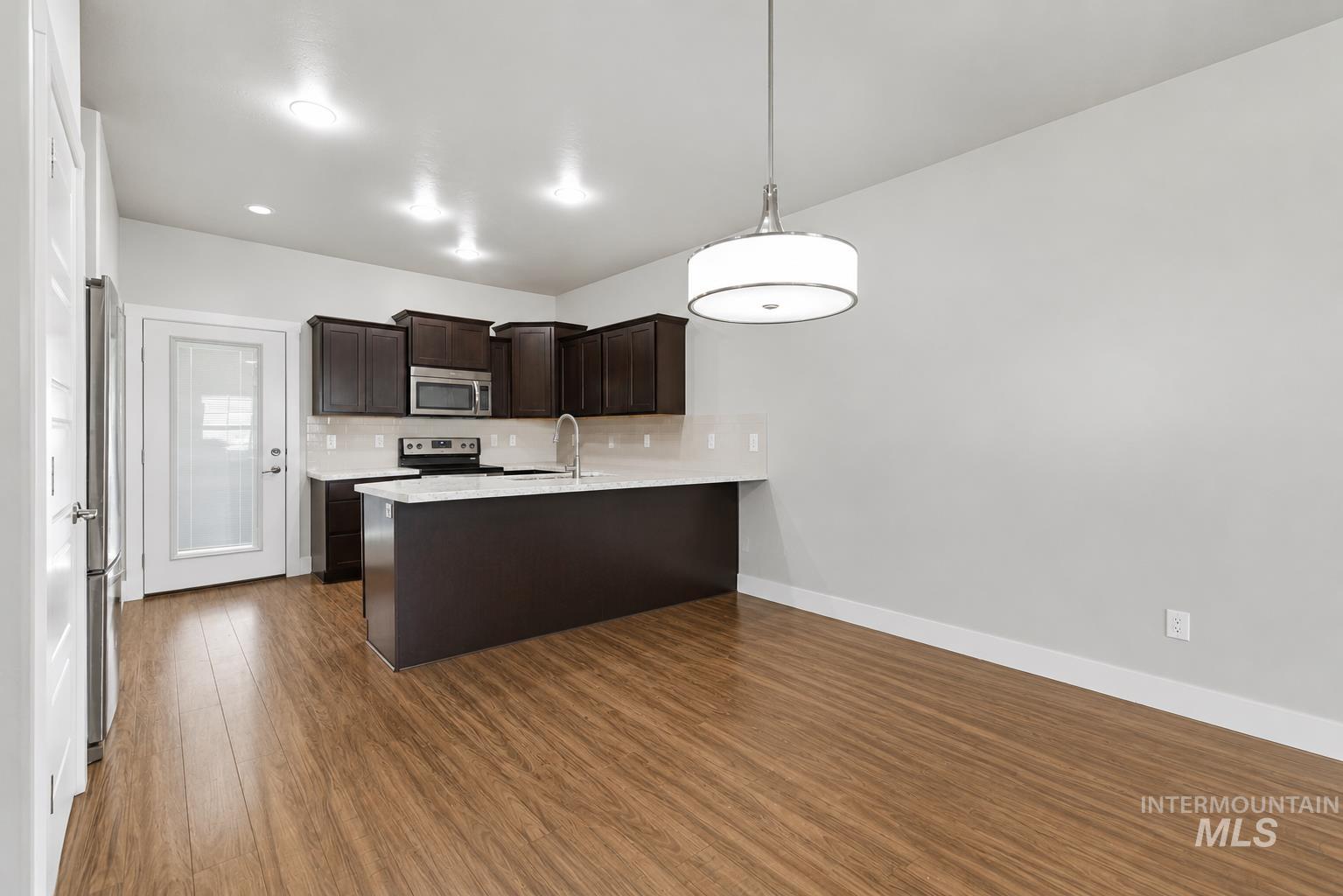 1077/1075 Easy Ave Property Photo 8