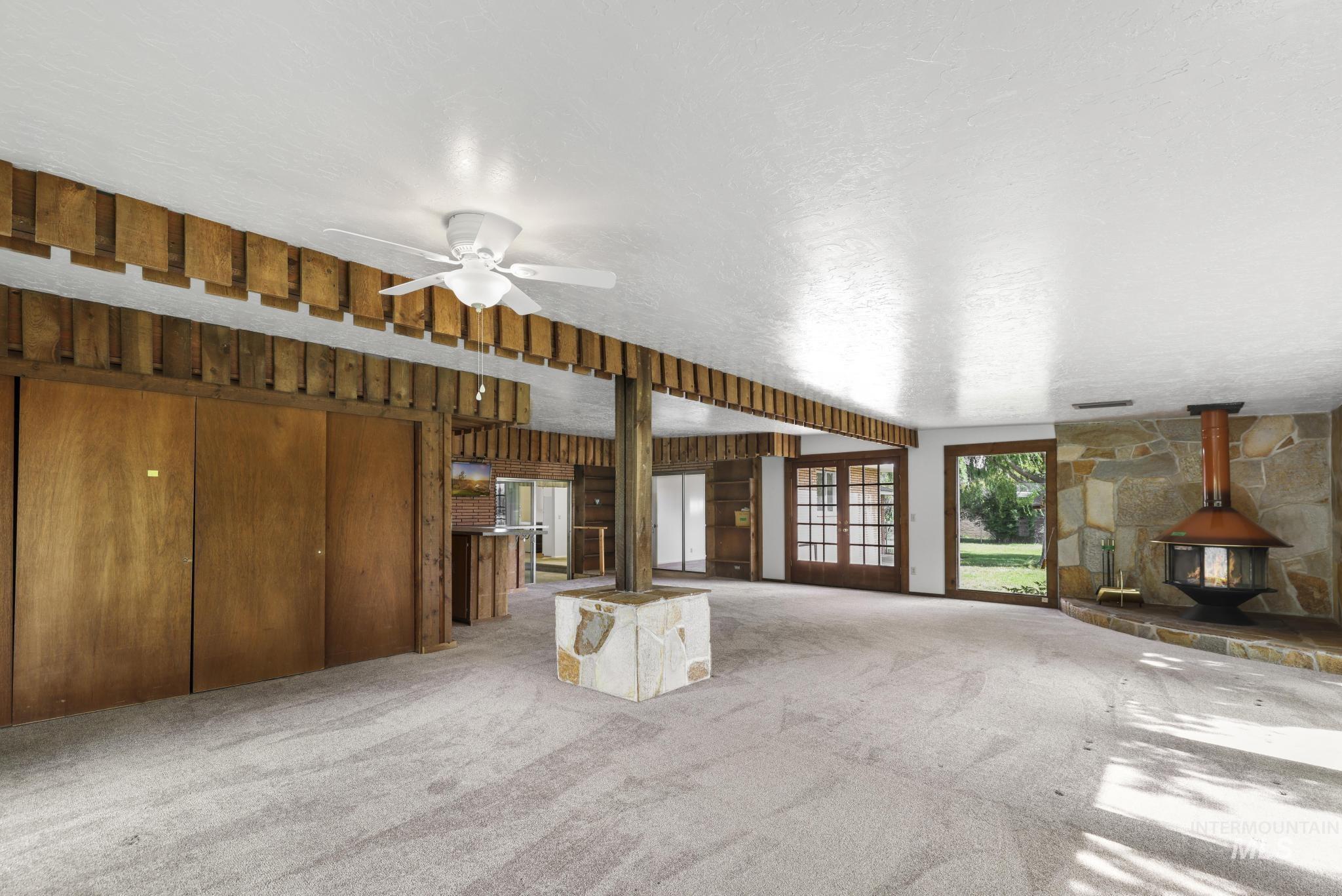 806 Illinois St Property Photo 3