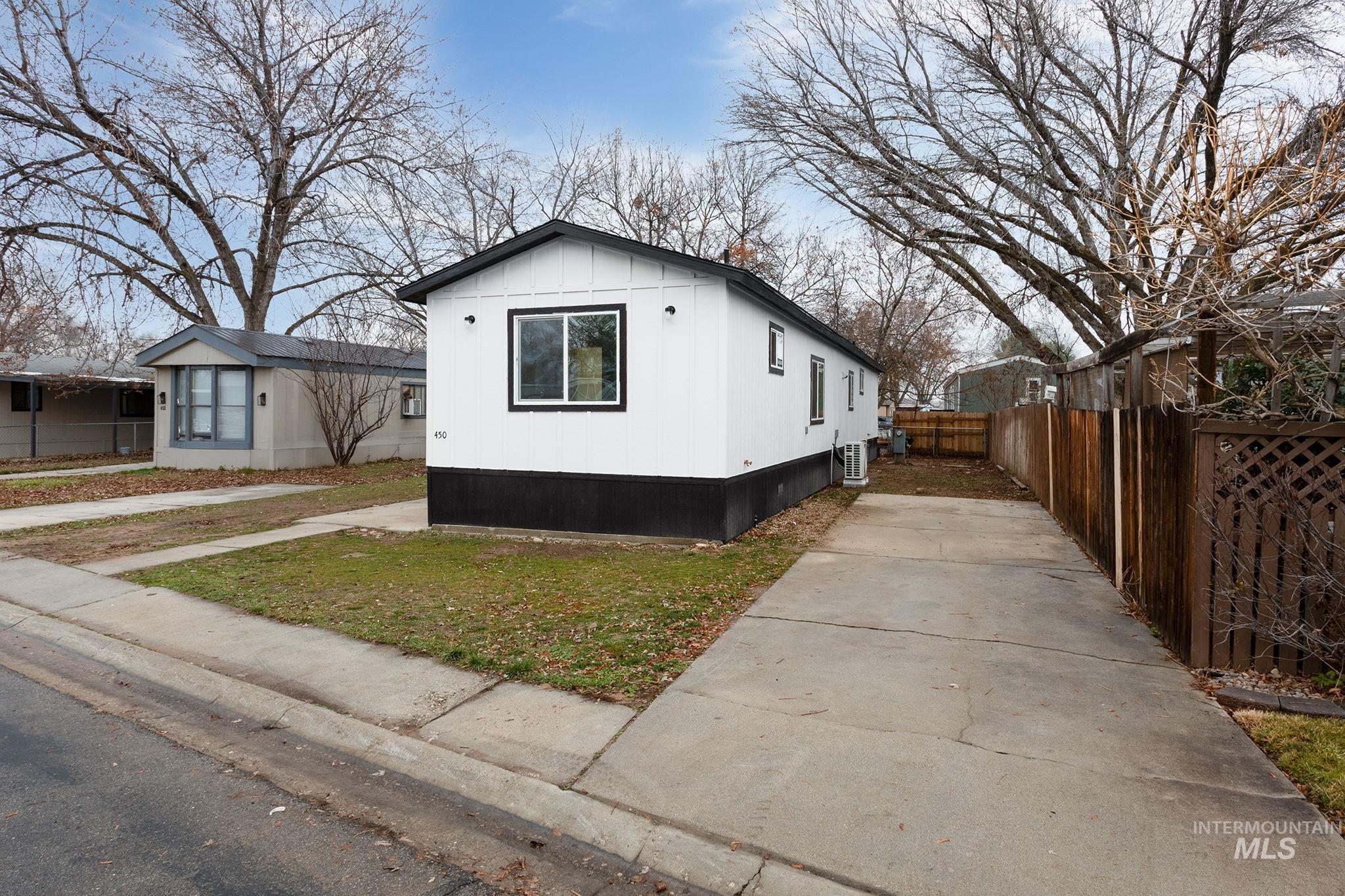 450 W Greenleaf St Property Photo 2