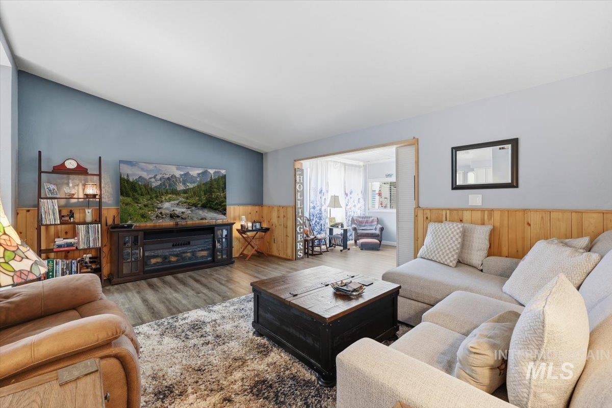 10762 N River Road Property Photo 9