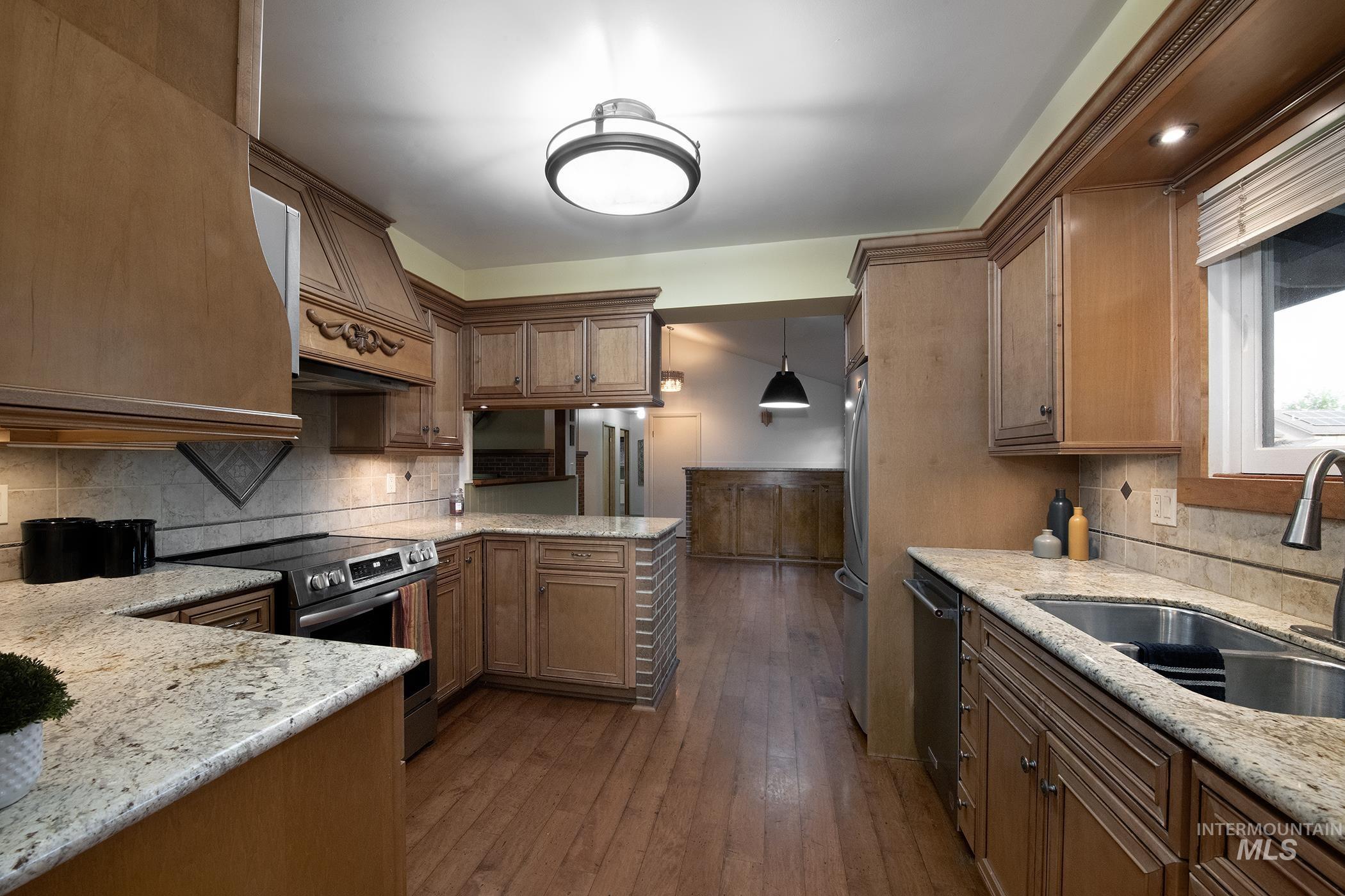 1281 Moore Way Property Photo 6