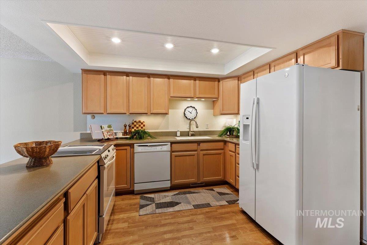 936 E Curling Property Photo 17