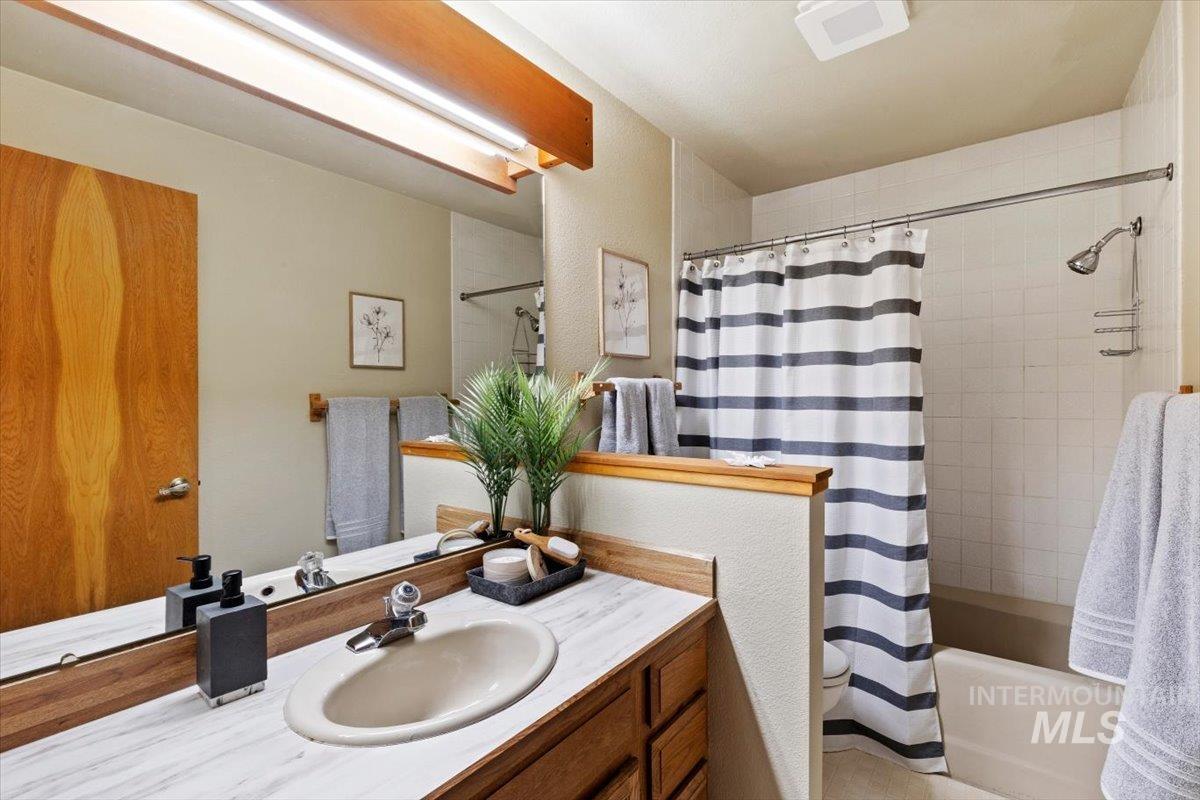 936 E Curling Property Photo 24