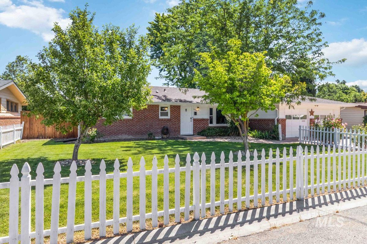 2724 S Meadowbrook Dr. Property Photo 2