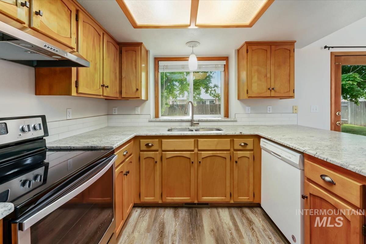7867 W Powell St Property Photo 8