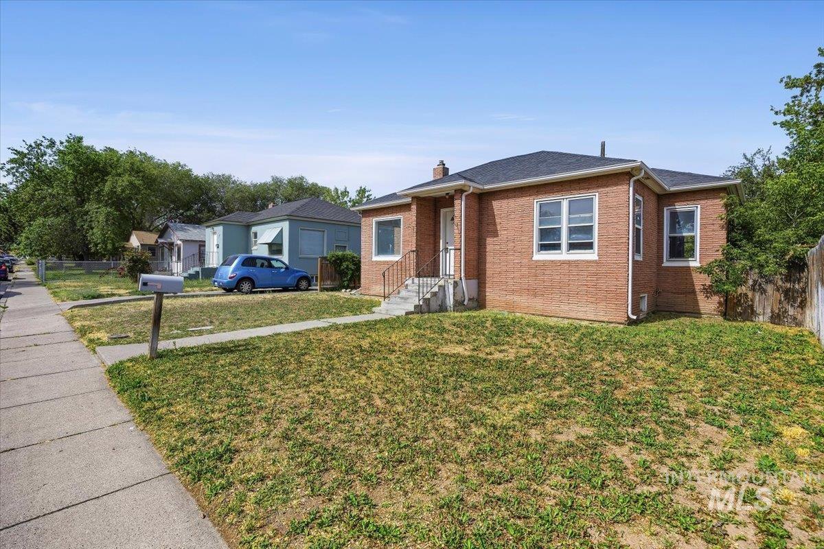 187 Monroe Street Property Photo 3