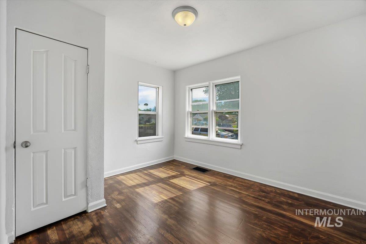 187 Monroe Street Property Photo 4