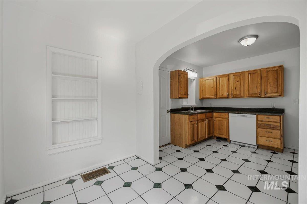 187 Monroe Street Property Photo 10