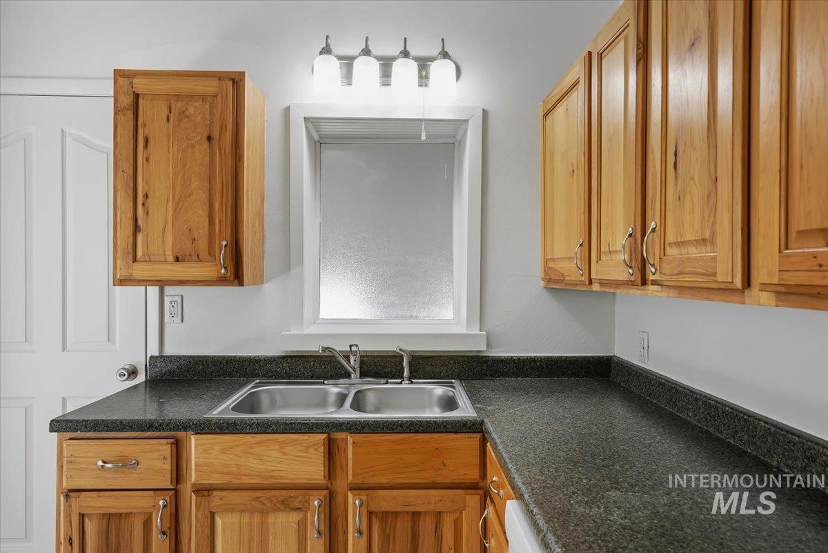 187 Monroe Street Property Photo 13
