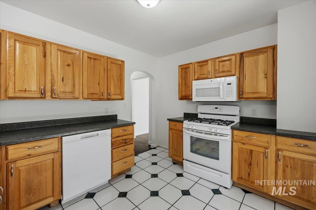 187 Monroe Street Property Photo 14