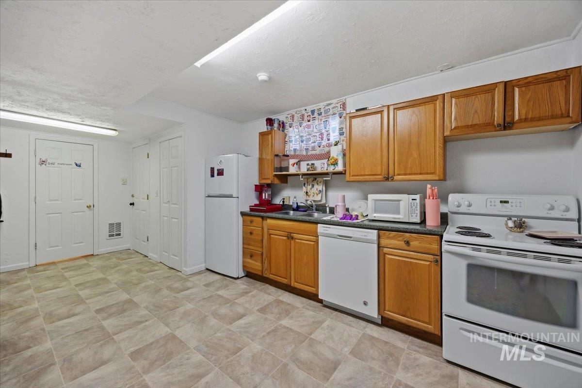 187 Monroe Street Property Photo 21