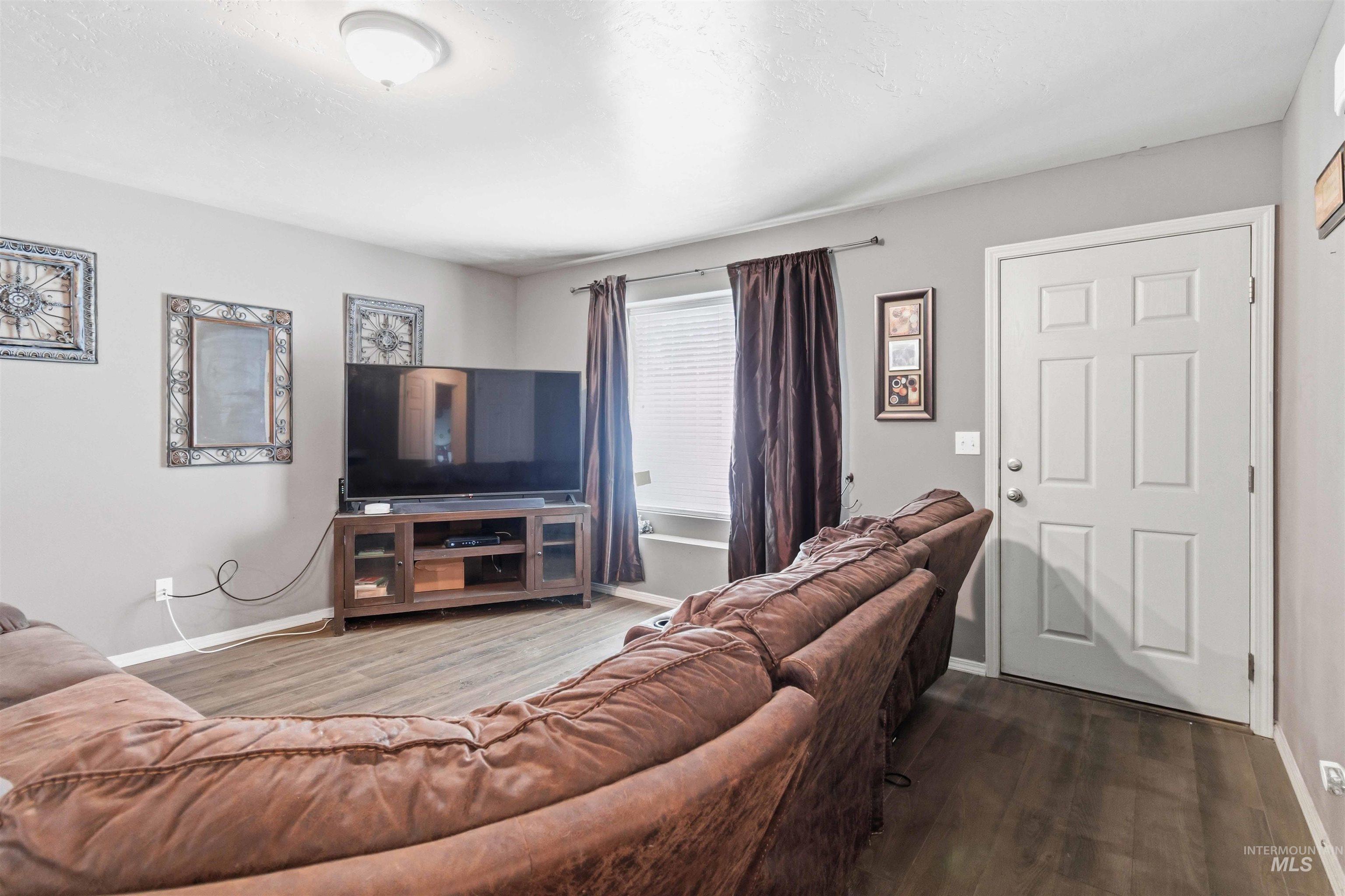 5506 S Pepperview Way Property Photo 3