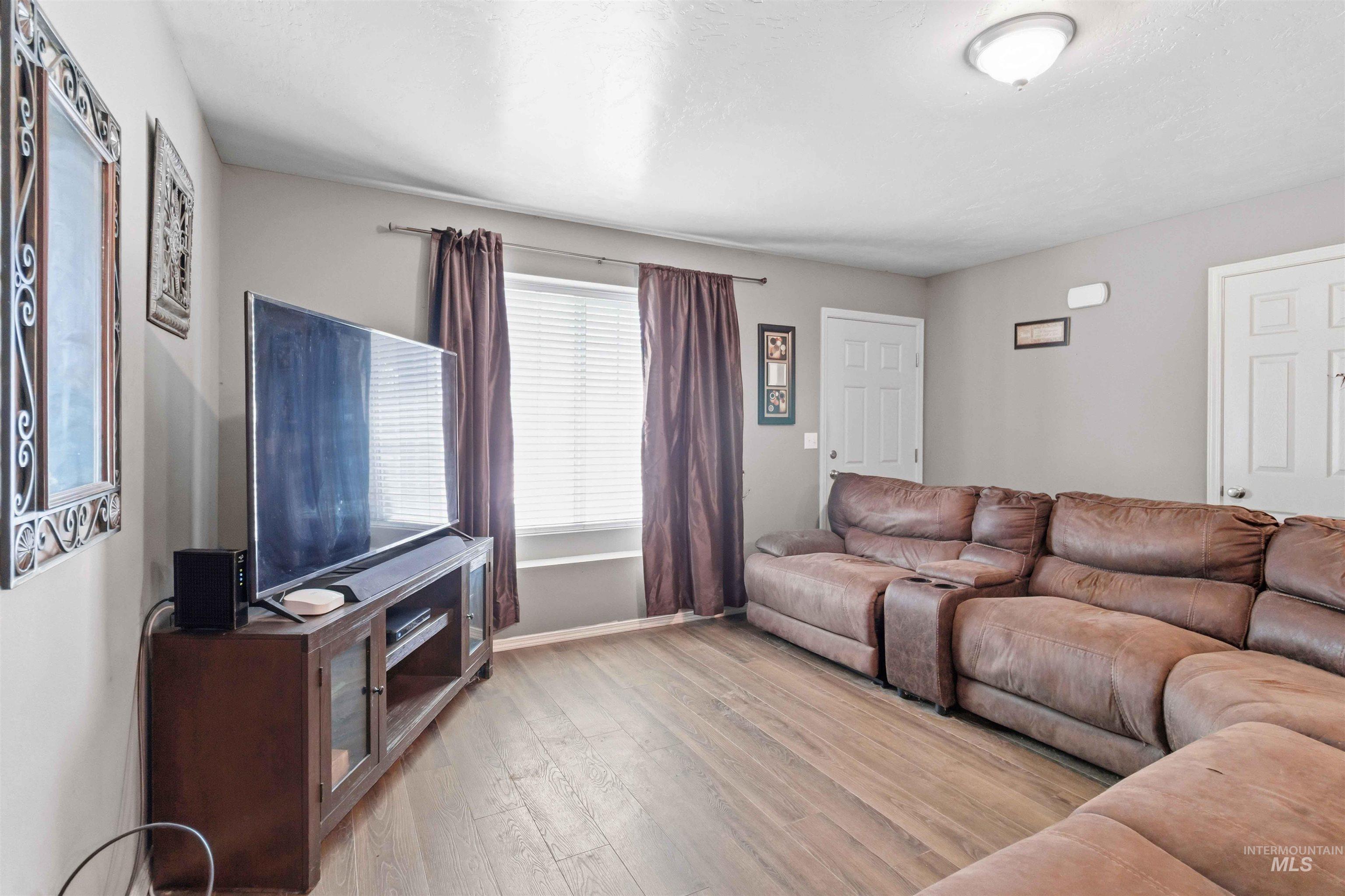 5506 S Pepperview Way Property Photo 5