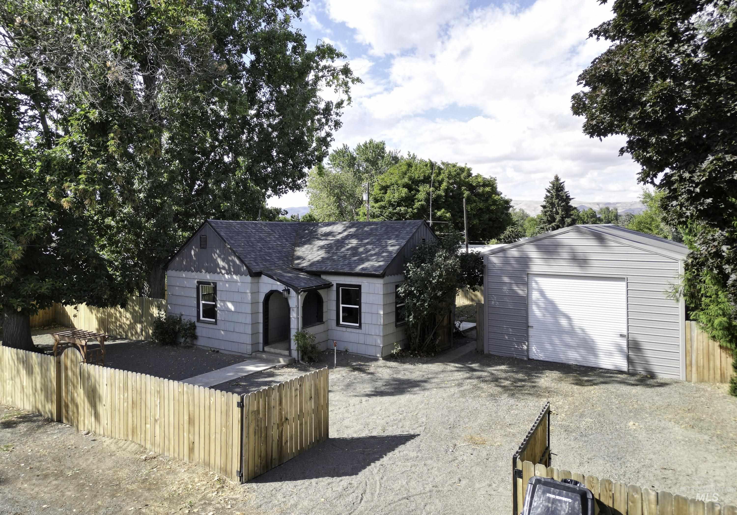 429 Burrell Ave. Property Photo 1