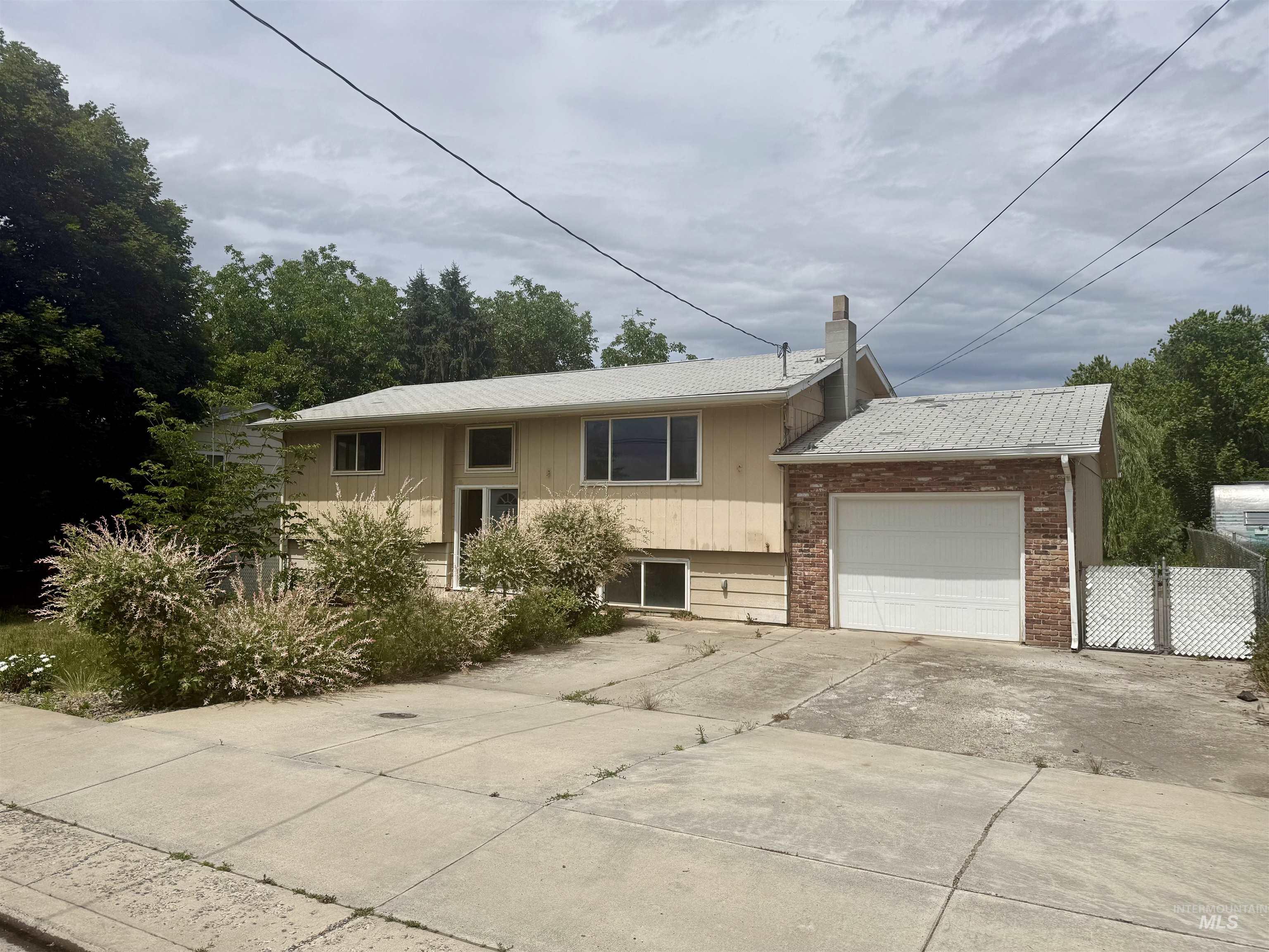 735 Burrell Ave Property Photo 1
