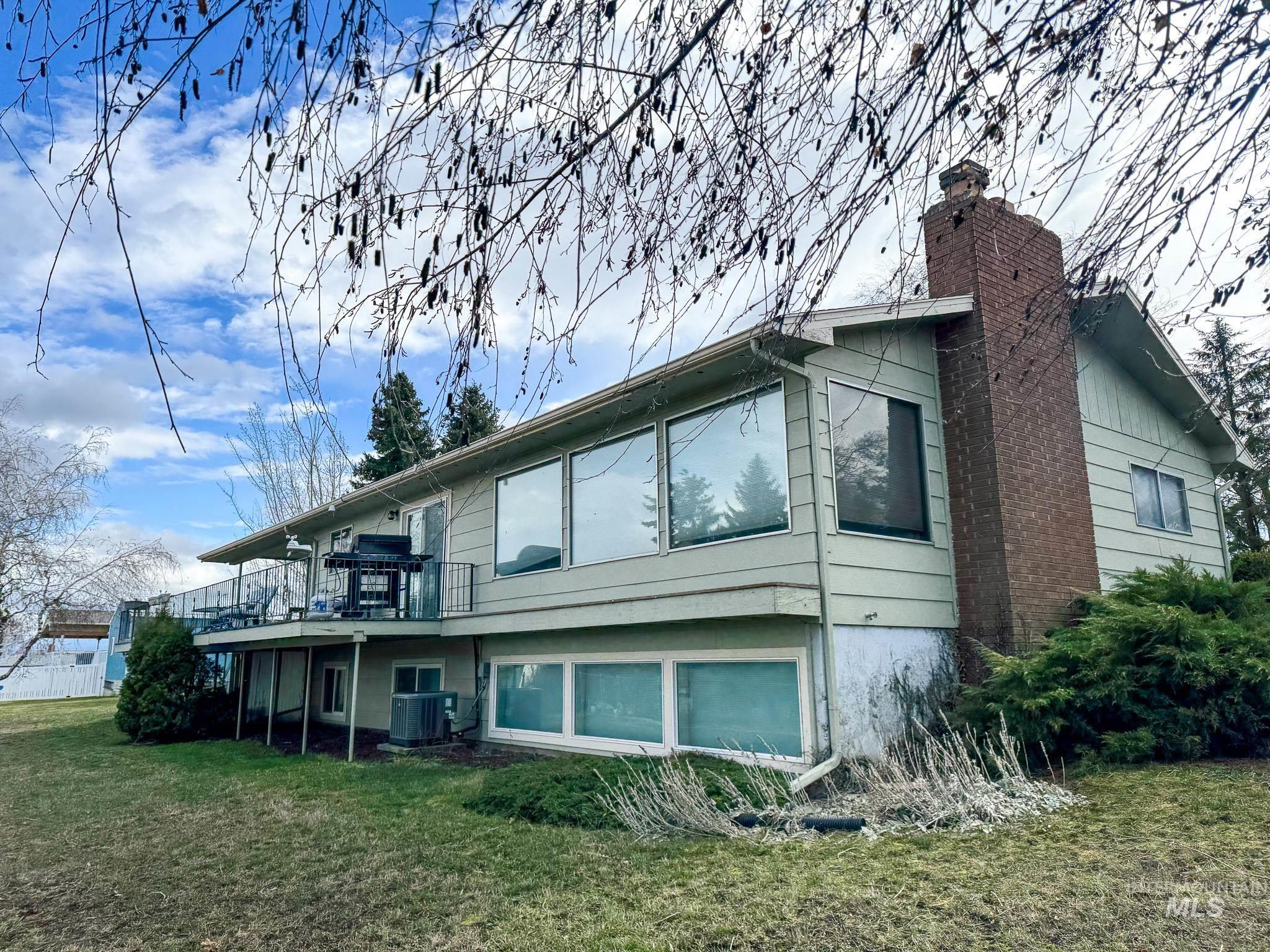 703 College St Property Photo 3