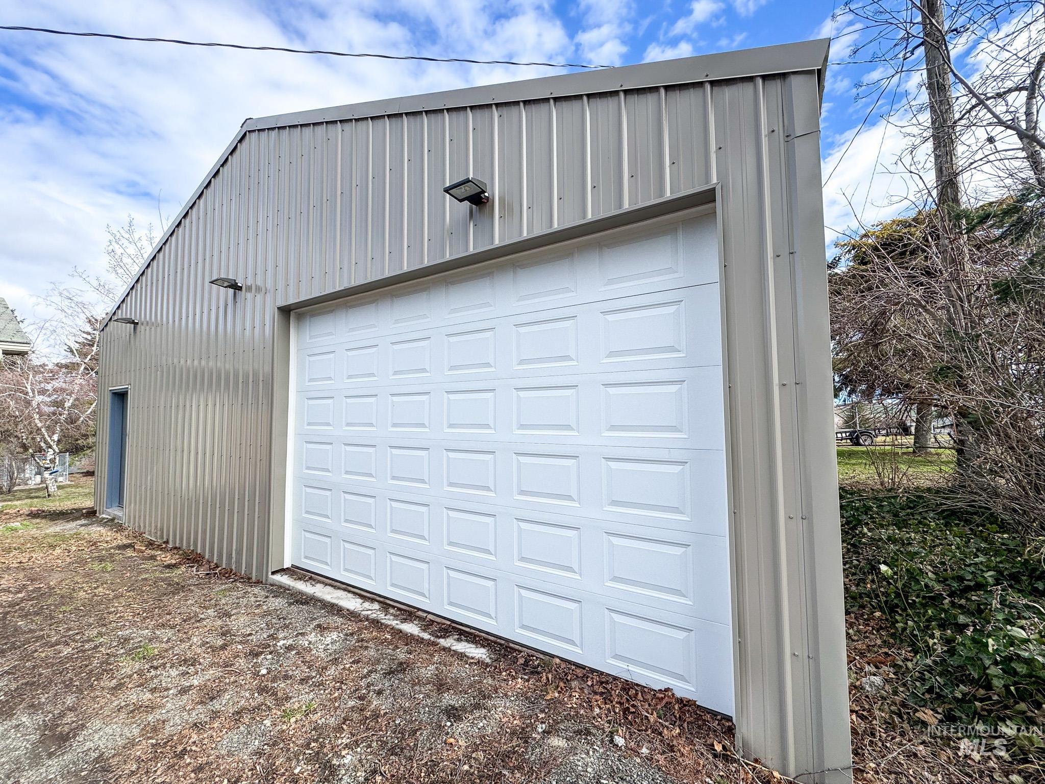 703 College St Property Photo 4
