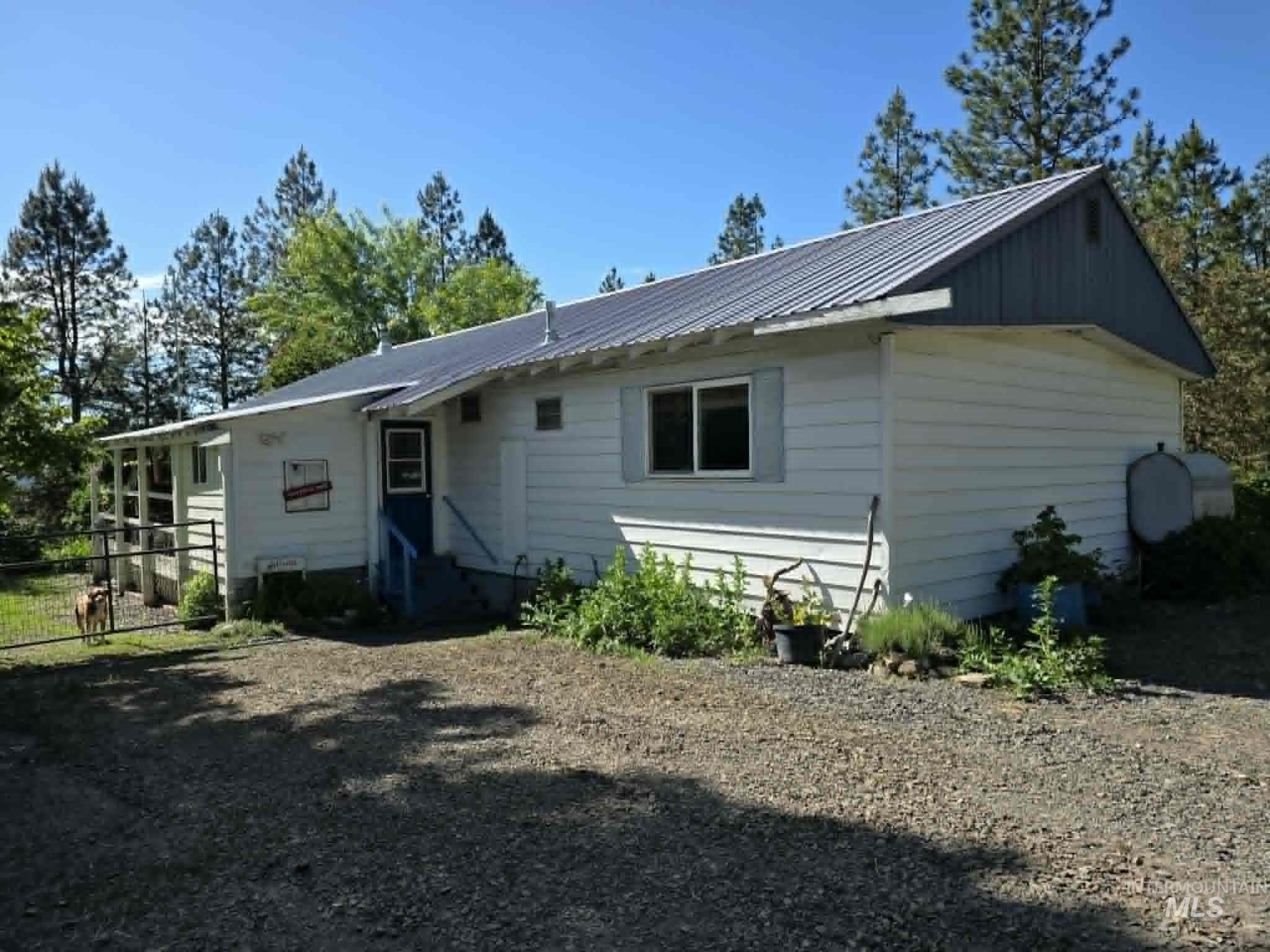3871 Lakeview Road Property Photo 3