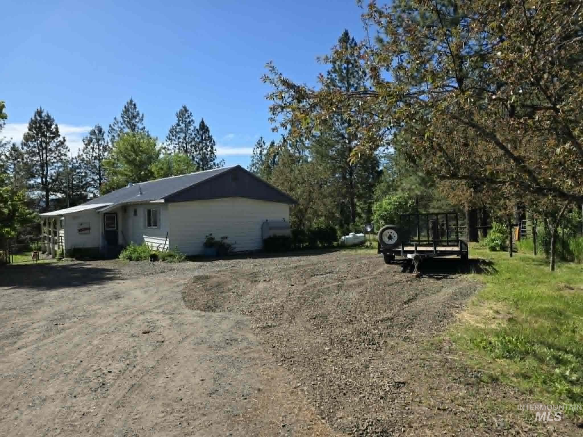 3871 Lakeview Road Property Photo 4