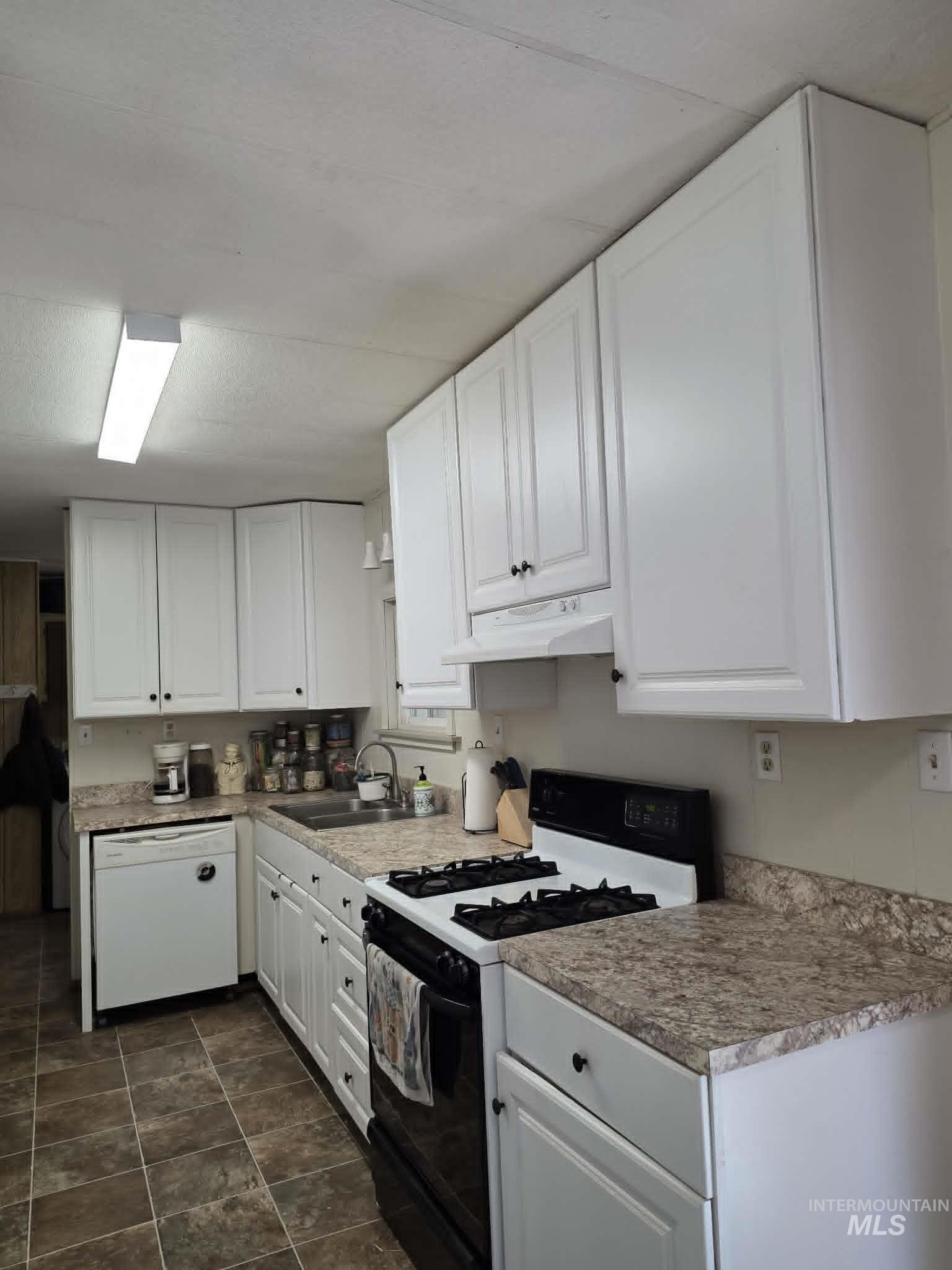 3871 Lakeview Road Property Photo 8