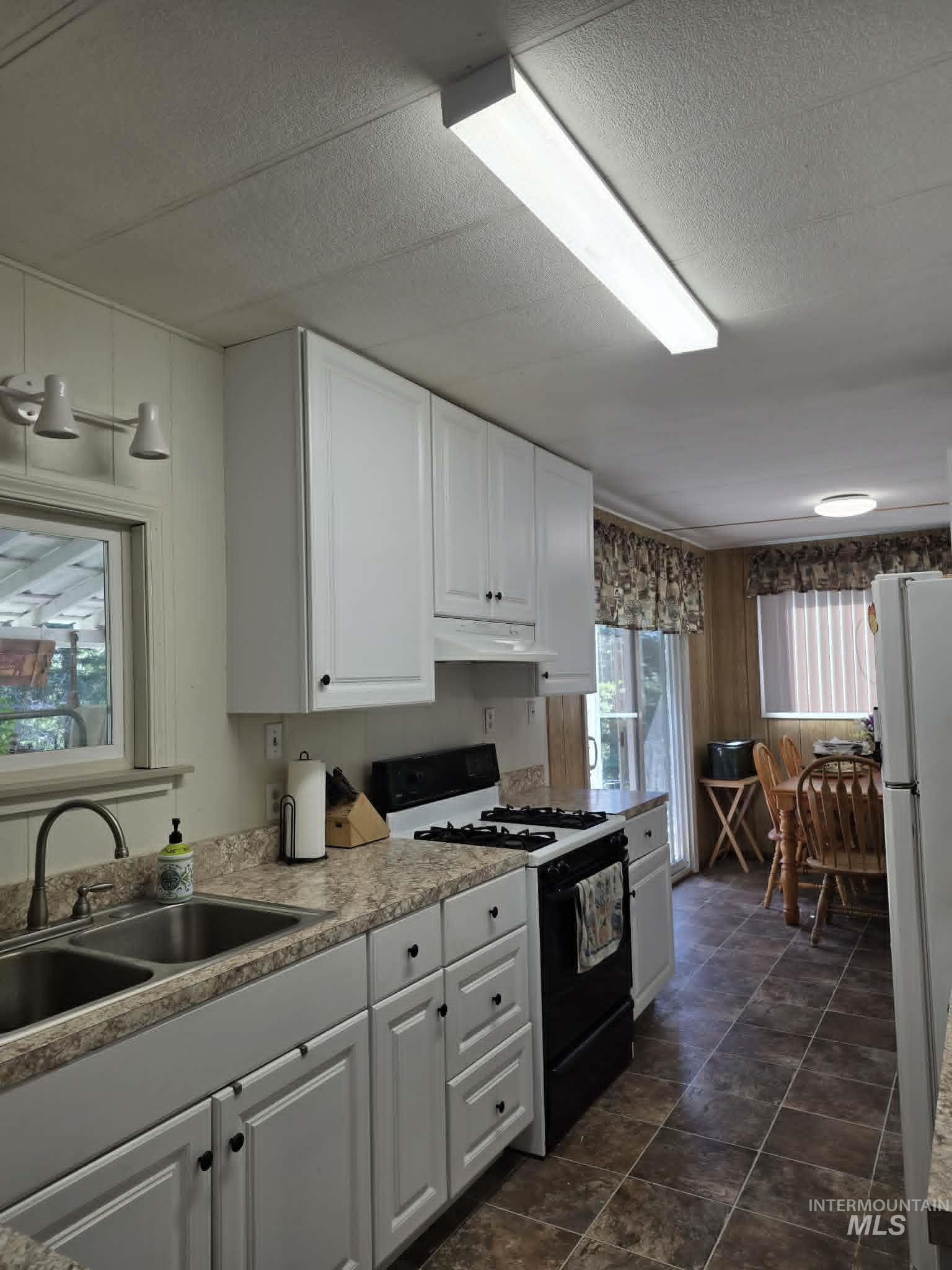 3871 Lakeview Road Property Photo 9