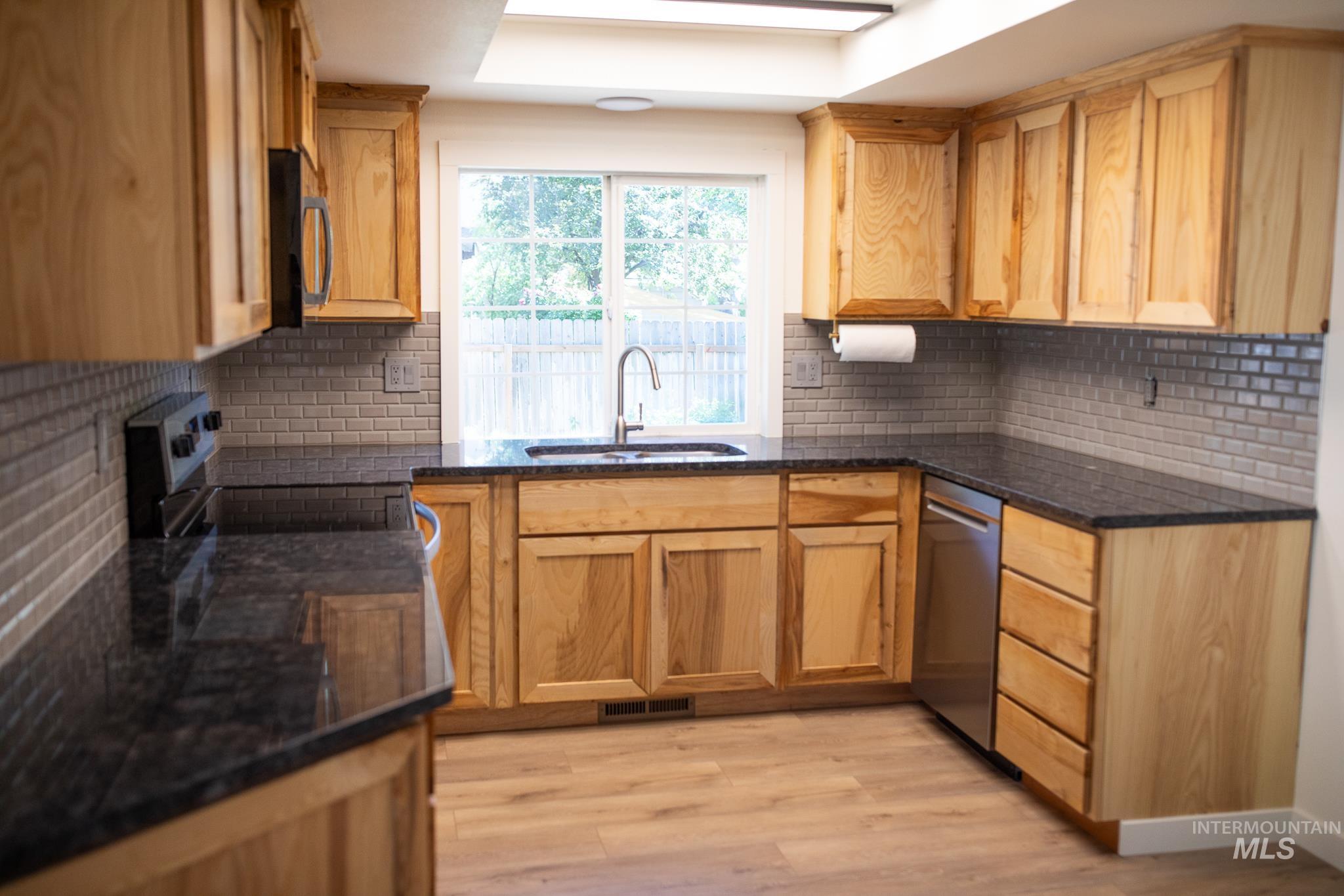 10423 W Barnsdale Dr Property Photo 12