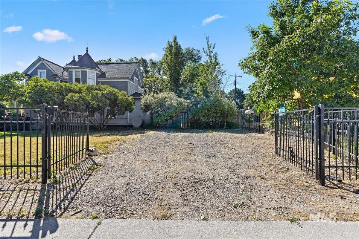 904 E Belmont St. Property Photo 30