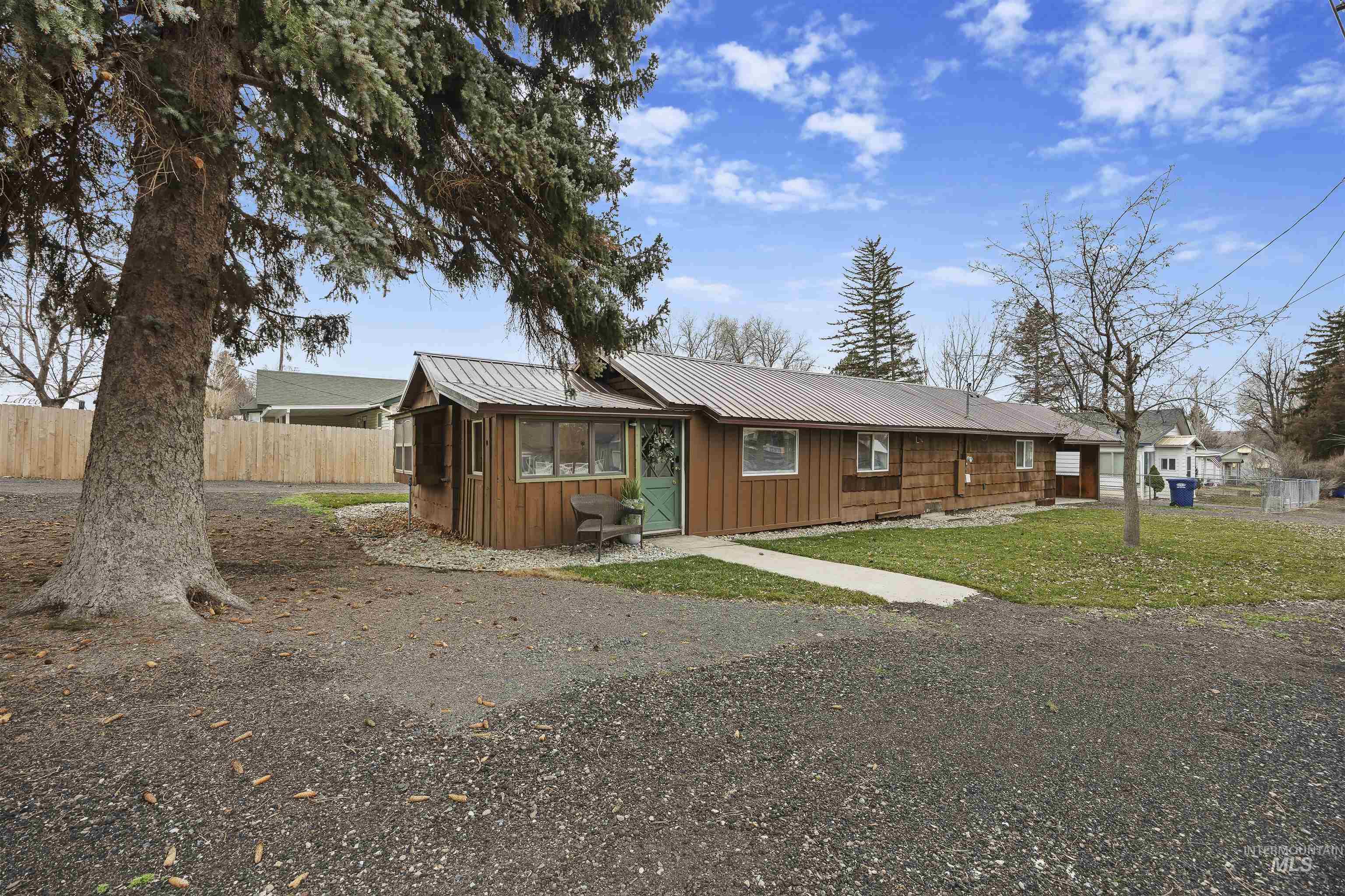 370 Orchard Street East Property Photo 1