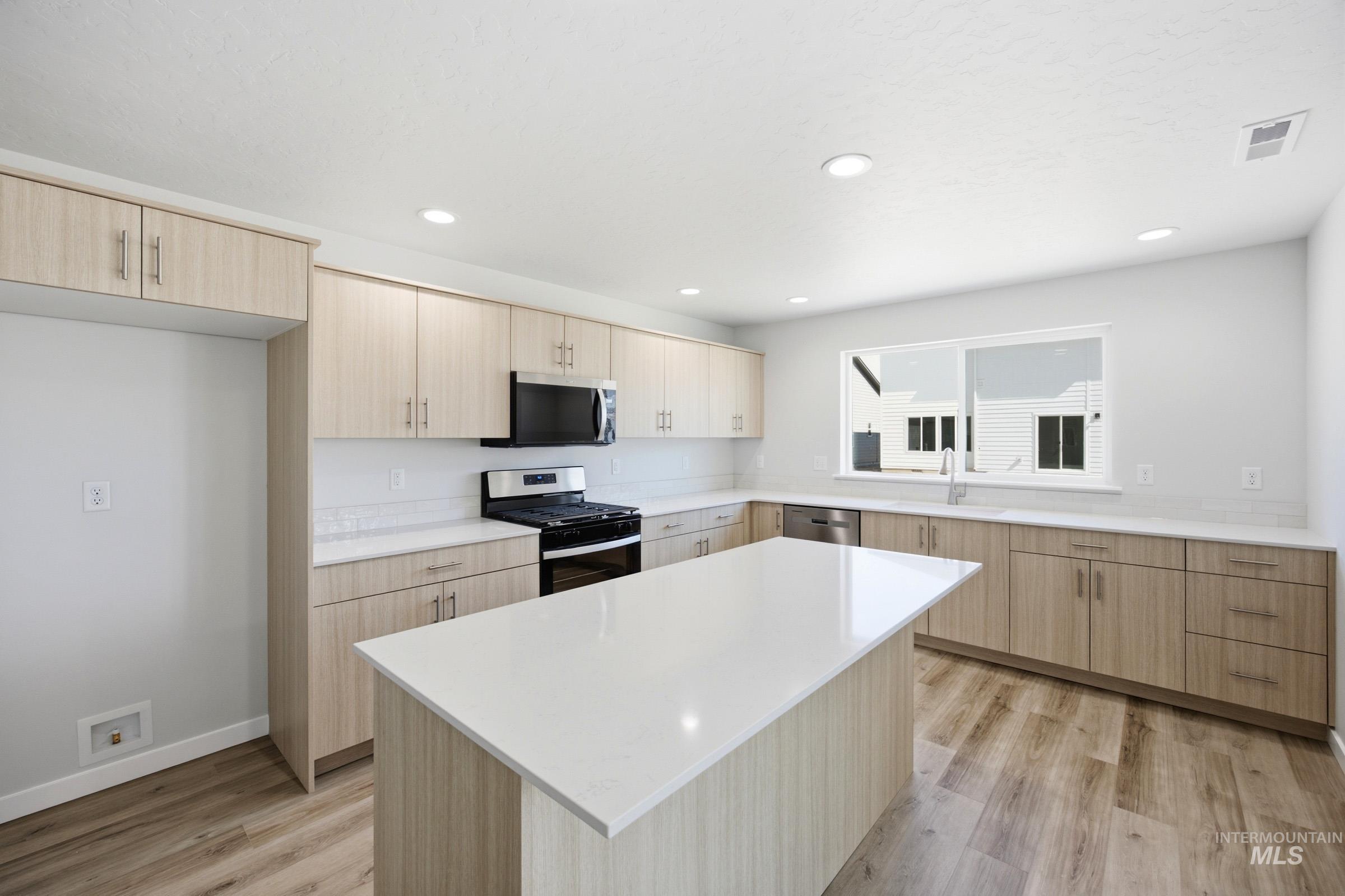 12854 Ropers St Property Photo 4