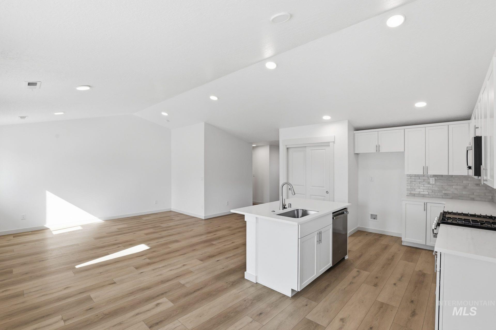 11099 Claremont St Property Photo 7