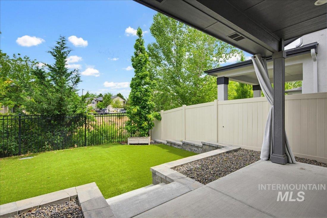 1876 E Knobcone Drive Property Photo 3