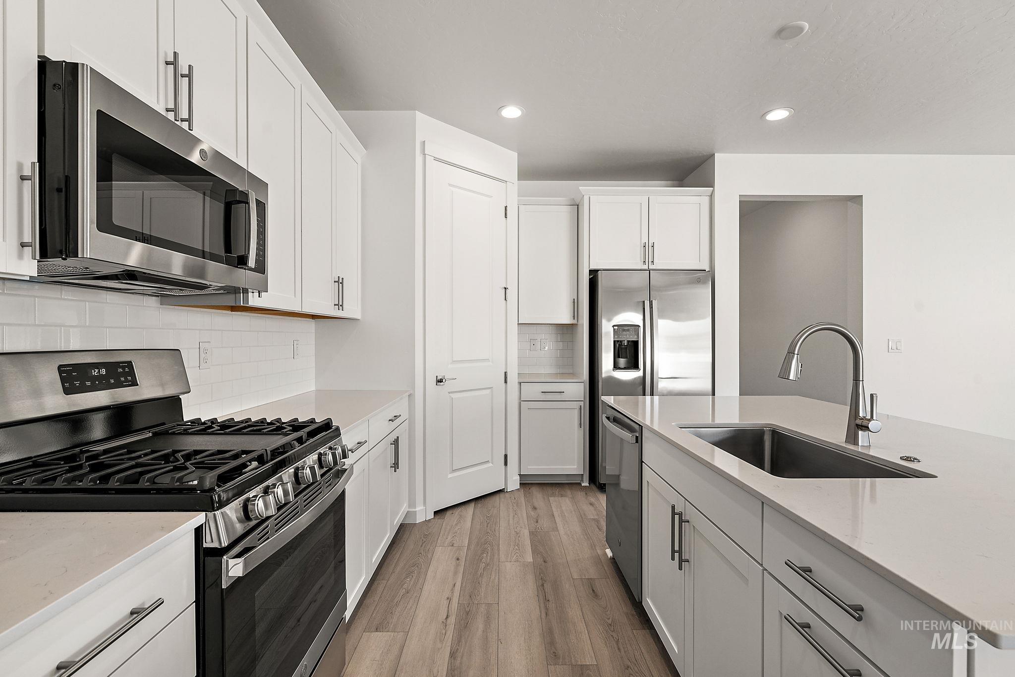 147 N Roscoe Ave. Property Photo 2