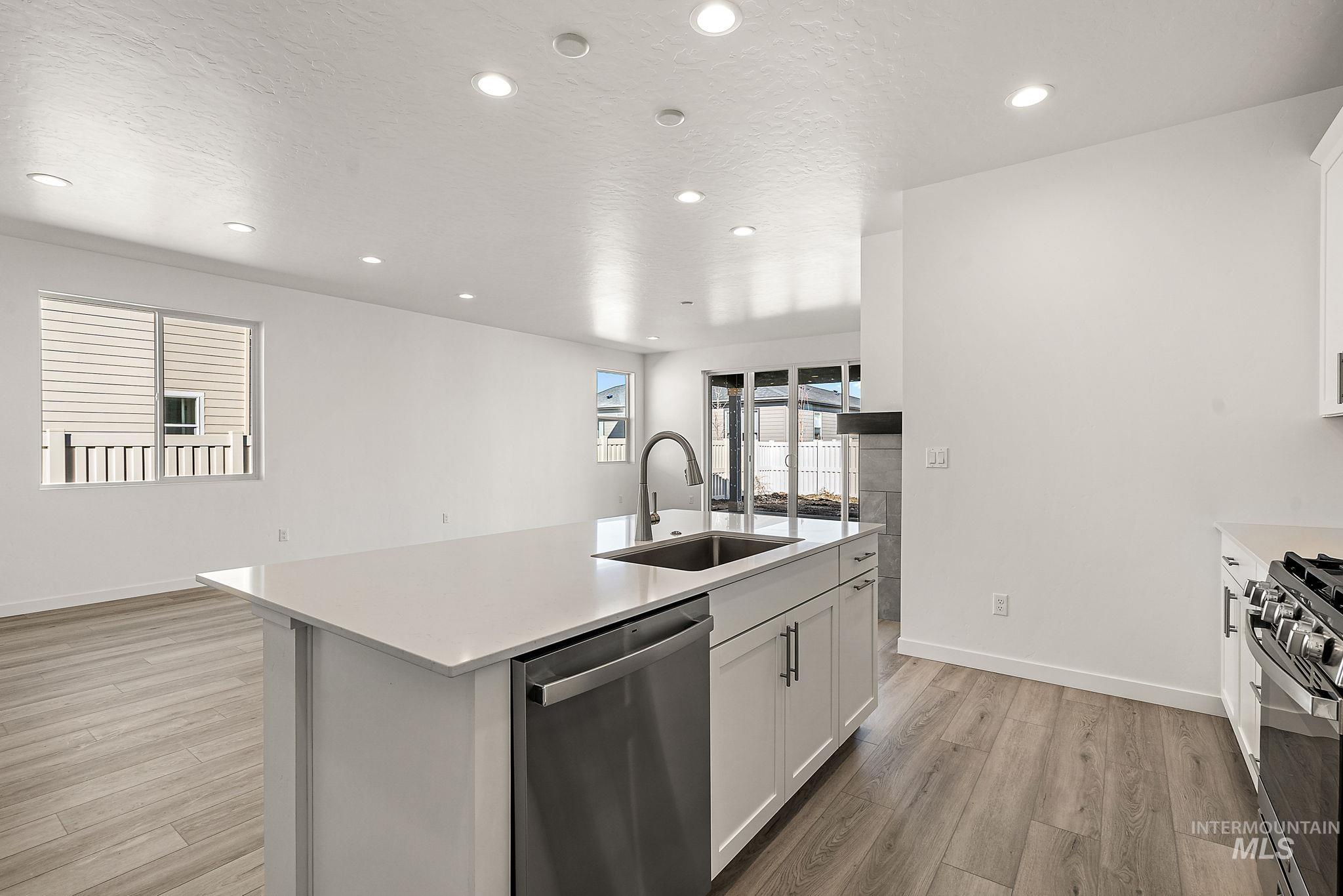 147 N Roscoe Ave. Property Photo 6